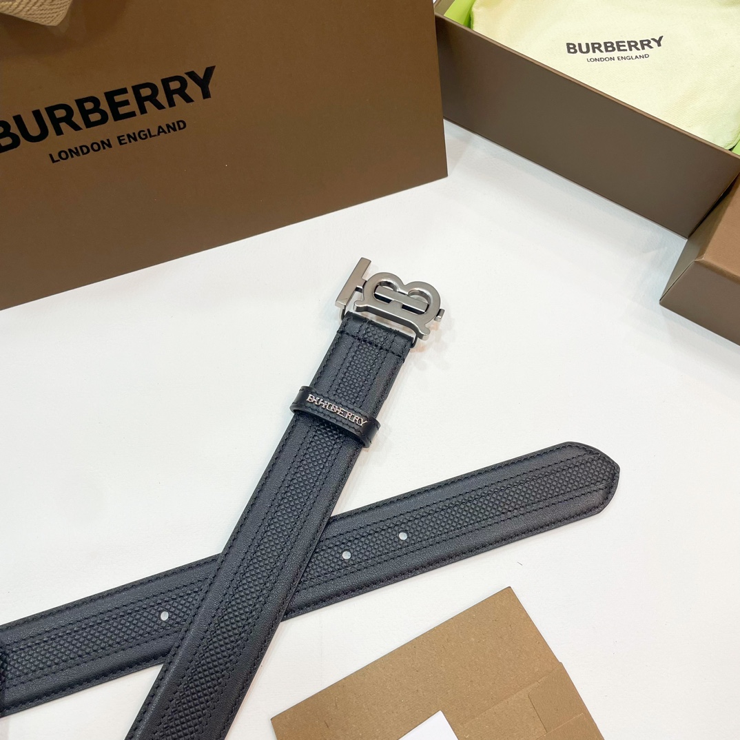  📰Ｂｕｒｂｅｒｒｙ·巴博莉TB标 相比较菲拉和双G，这款皮带不容易撞车哦😊简单低调、👀牛皮材质触感柔软