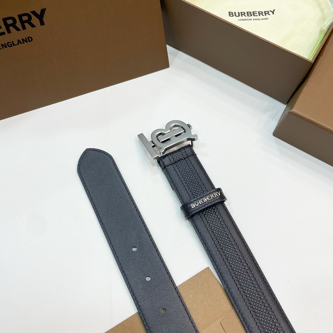  📰Ｂｕｒｂｅｒｒｙ·巴博莉TB标 相比较菲拉和双G，这款皮带不容易撞车哦😊简单低调、👀牛皮材质触感柔软