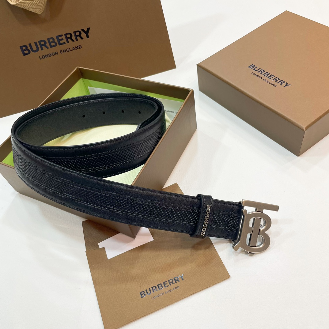  📰Ｂｕｒｂｅｒｒｙ·巴博莉TB标 相比较菲拉和双G，这款皮带不容易撞车哦😊简单低调、👀牛皮材质触感柔软