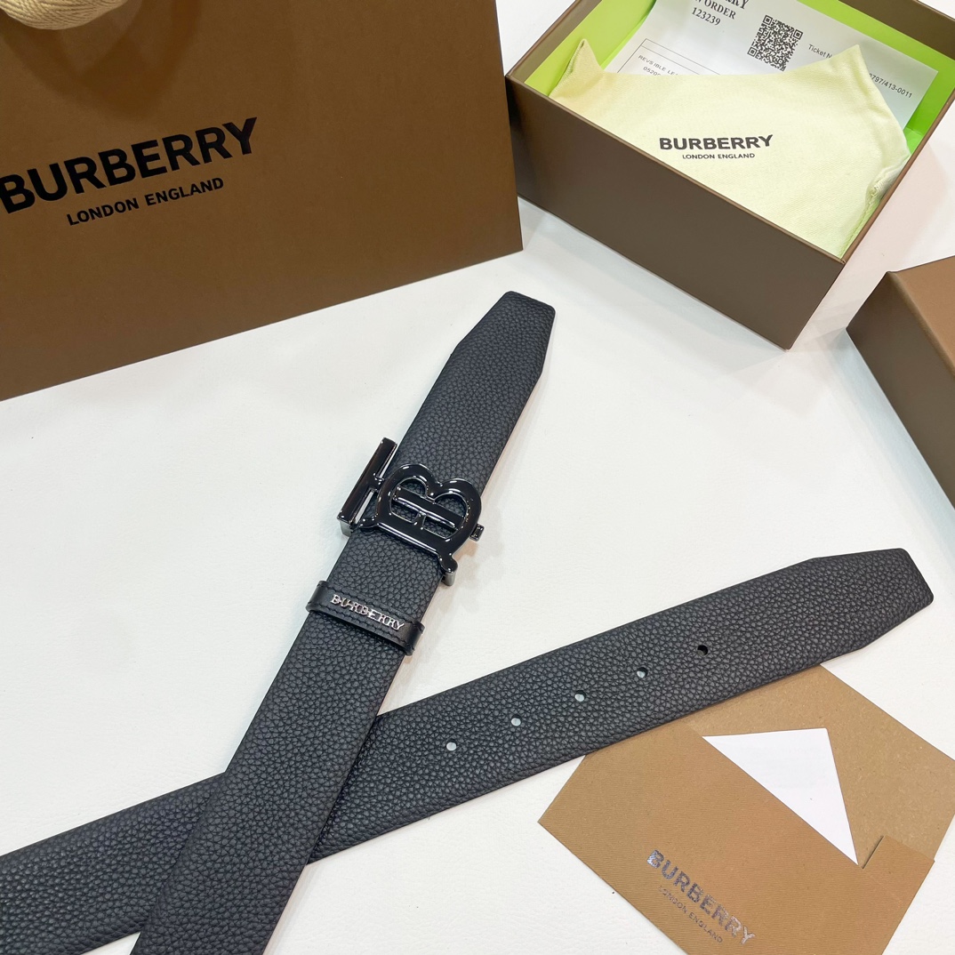 🐭原单burberry 新款TB标 相比较菲拉格慕和双G，这款皮带不容易撞车哦😊简单低调👀看细节、重点是