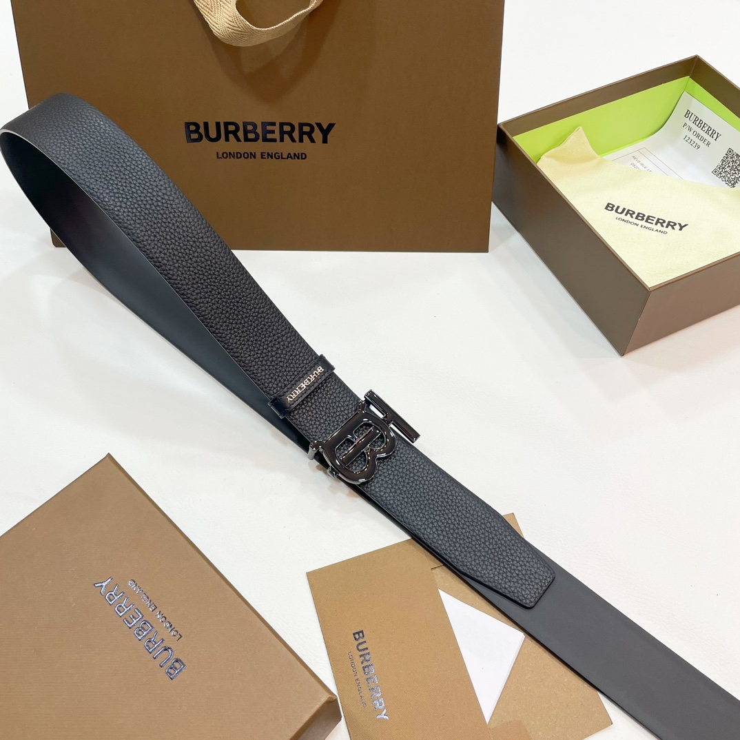 🐭原单burberry 新款TB标 相比较菲拉格慕和双G，这款皮带不容易撞车哦😊简单低调👀看细节、重点是