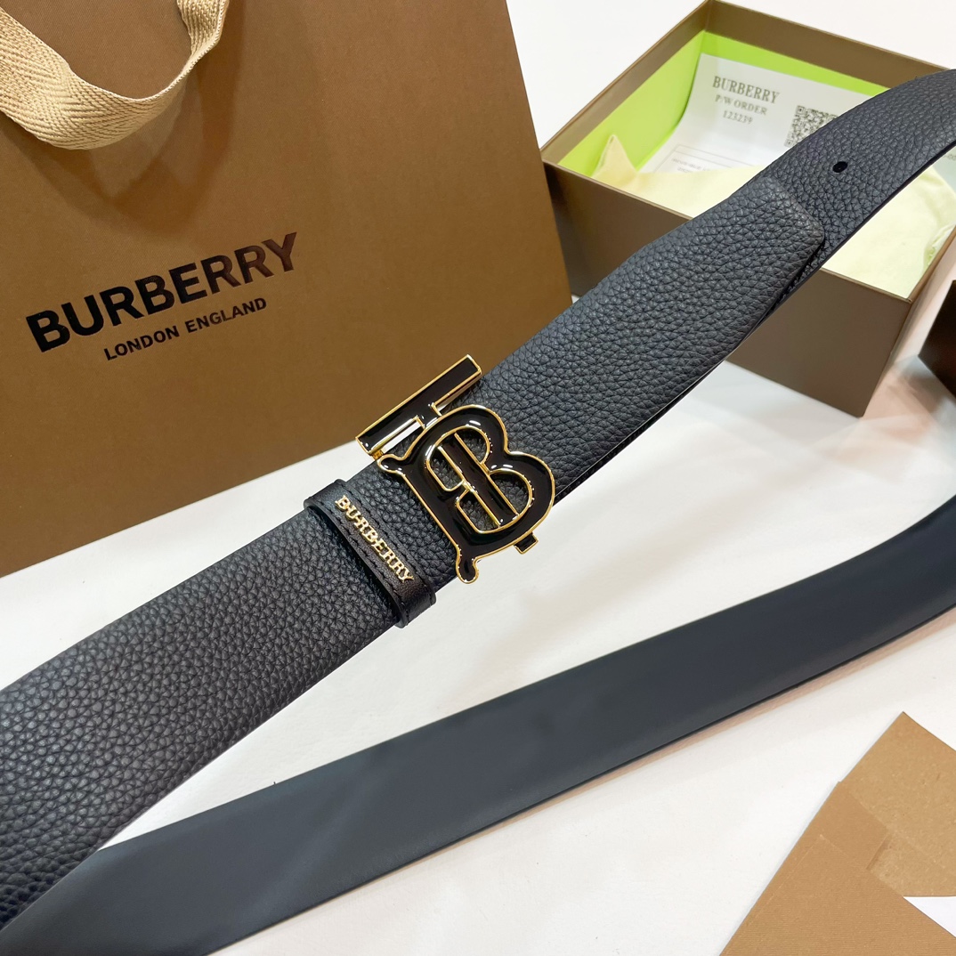 🐭原单burberry 新款TB标 相比较菲拉格慕和双G，这款皮带不容易撞车哦😊简单低调👀看细节、重点是