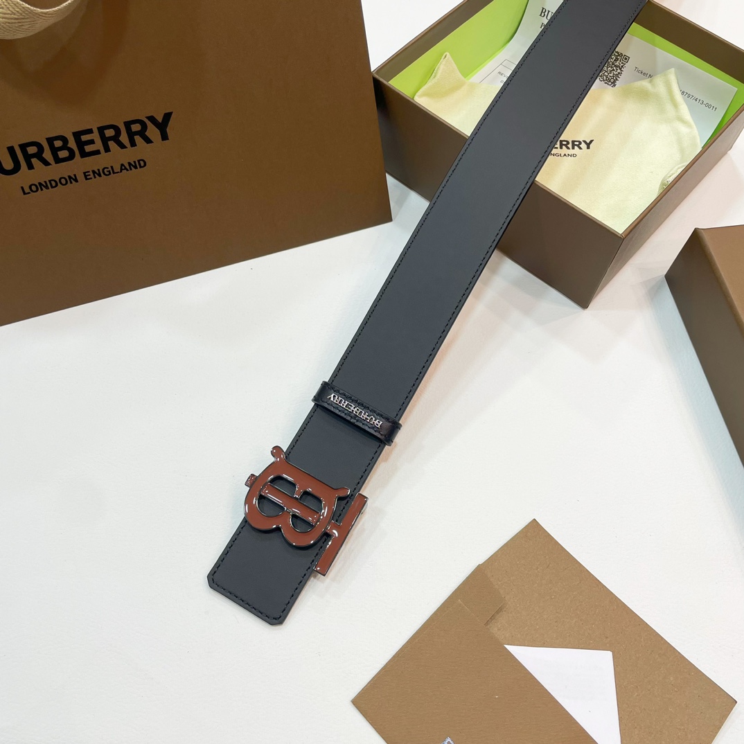 🐭原单burberry 新款TB标 相比较菲拉格慕和双G，这款皮带不容易撞车哦😊简单低调👀看细节、重点是