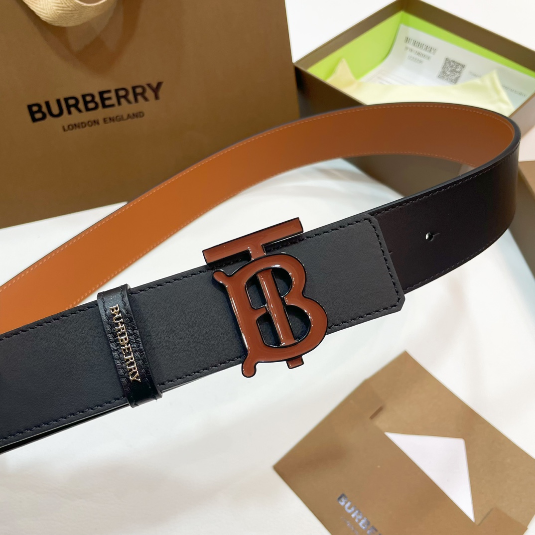 🐭原单burberry 新款TB标 相比较菲拉格慕和双G，这款皮带不容易撞车哦😊简单低调👀看细节、重点是