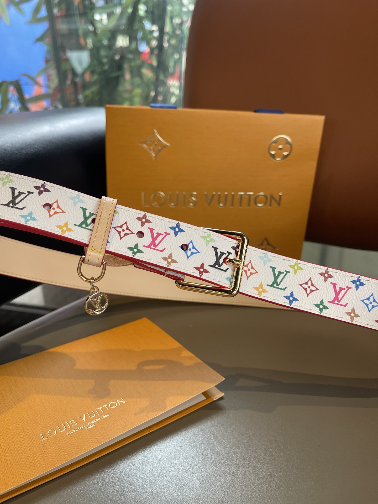 Lv3.0mm黑彩双面腰带，以展现艺术家对品牌经典图案的灵动演绎，搭配针式搭扣和方便悬挂钥匙或装饰的D形