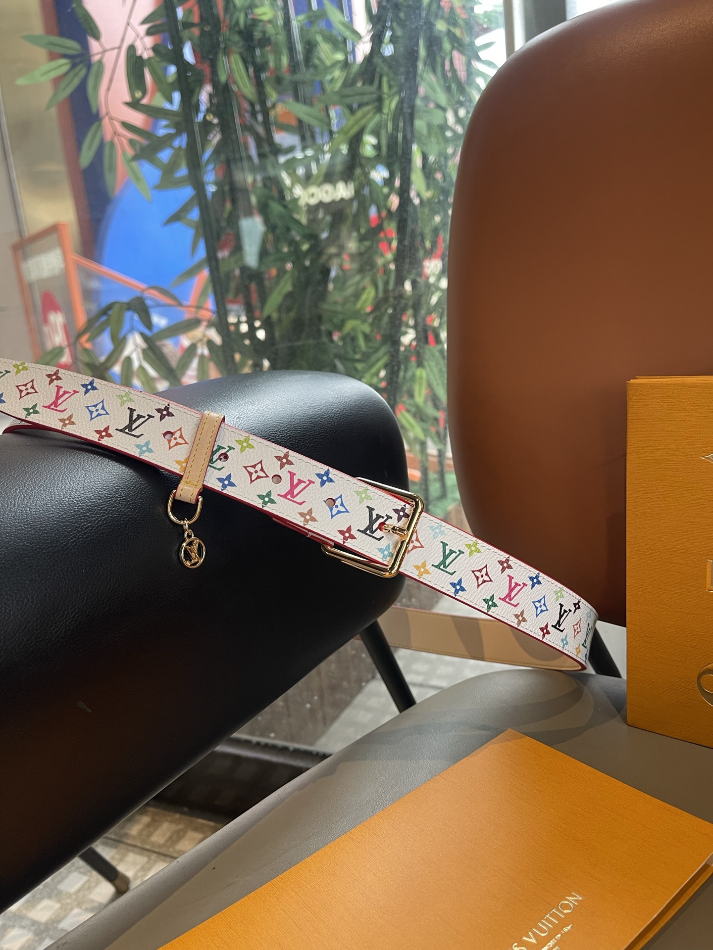 Lv3.0mm黑彩双面腰带，以展现艺术家对品牌经典图案的灵动演绎，搭配针式搭扣和方便悬挂钥匙或装饰的D形