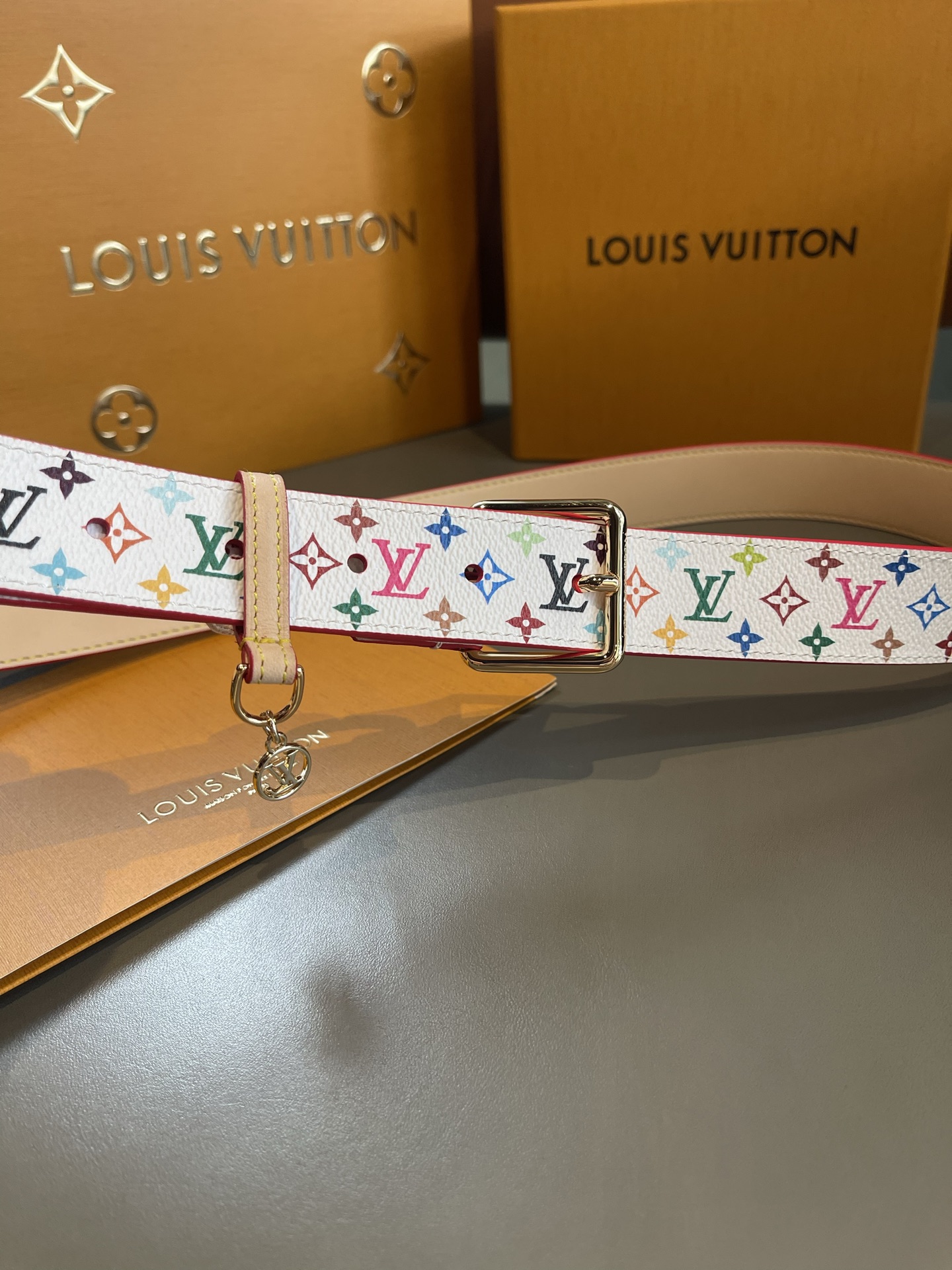 Lv3.0mm黑彩双面腰带，以展现艺术家对品牌经典图案的灵动演绎，搭配针式搭扣和方便悬挂钥匙或装饰的D形