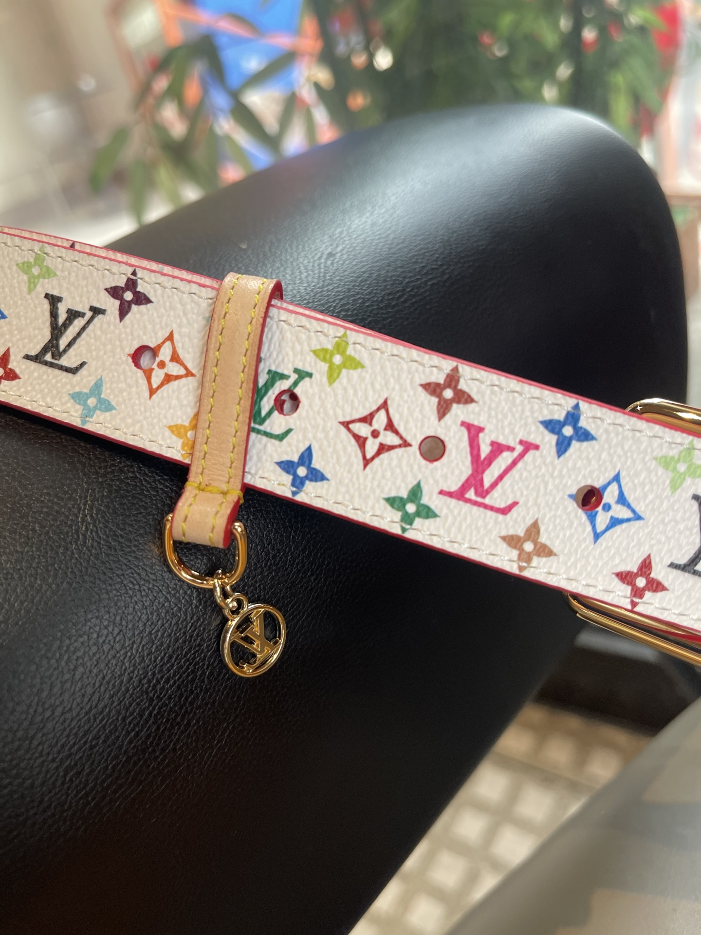 Lv3.0mm黑彩双面腰带，以展现艺术家对品牌经典图案的灵动演绎，搭配针式搭扣和方便悬挂钥匙或装饰的D形