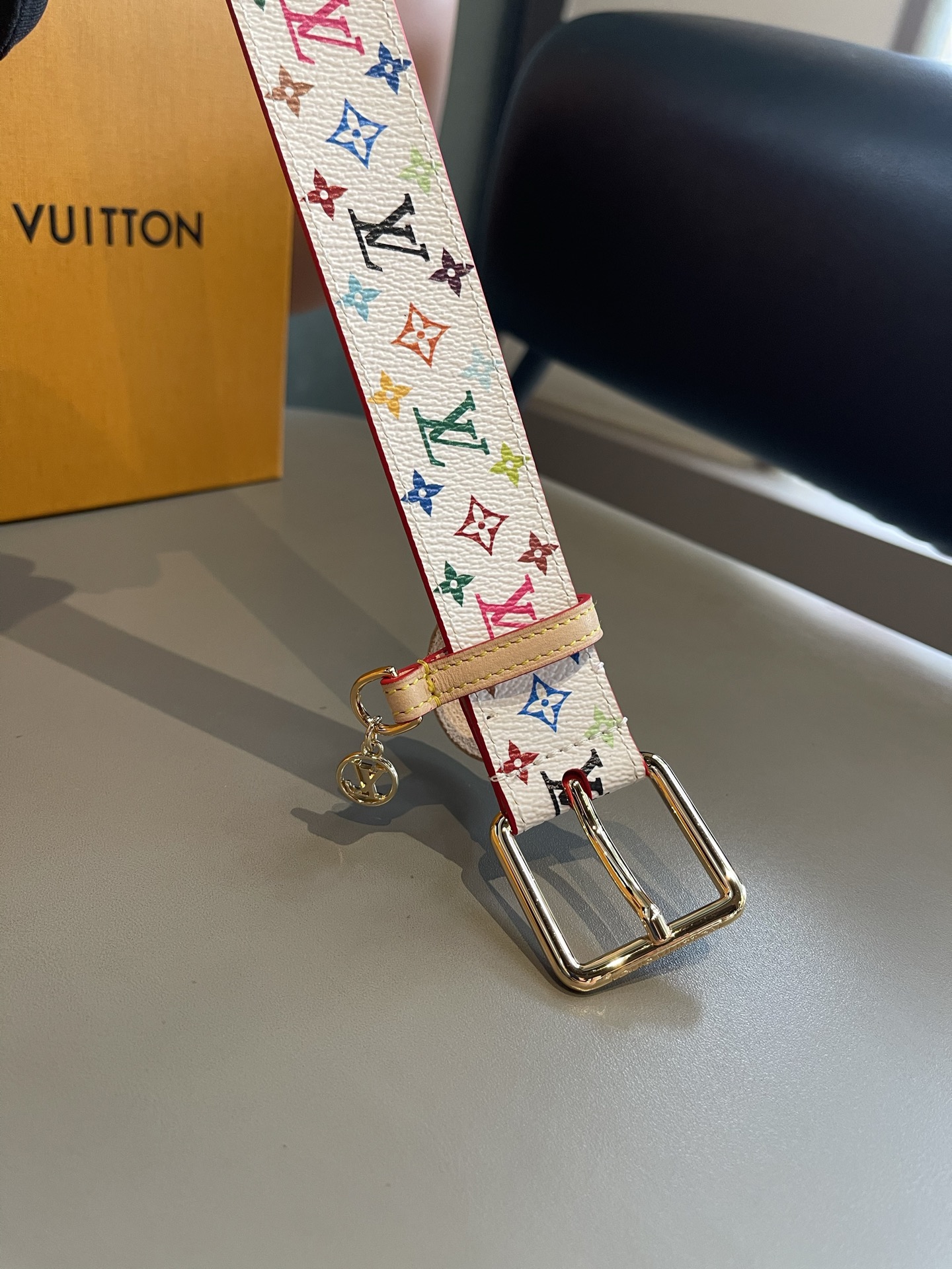 Lv3.0mm黑彩双面腰带，以展现艺术家对品牌经典图案的灵动演绎，搭配针式搭扣和方便悬挂钥匙或装饰的D形