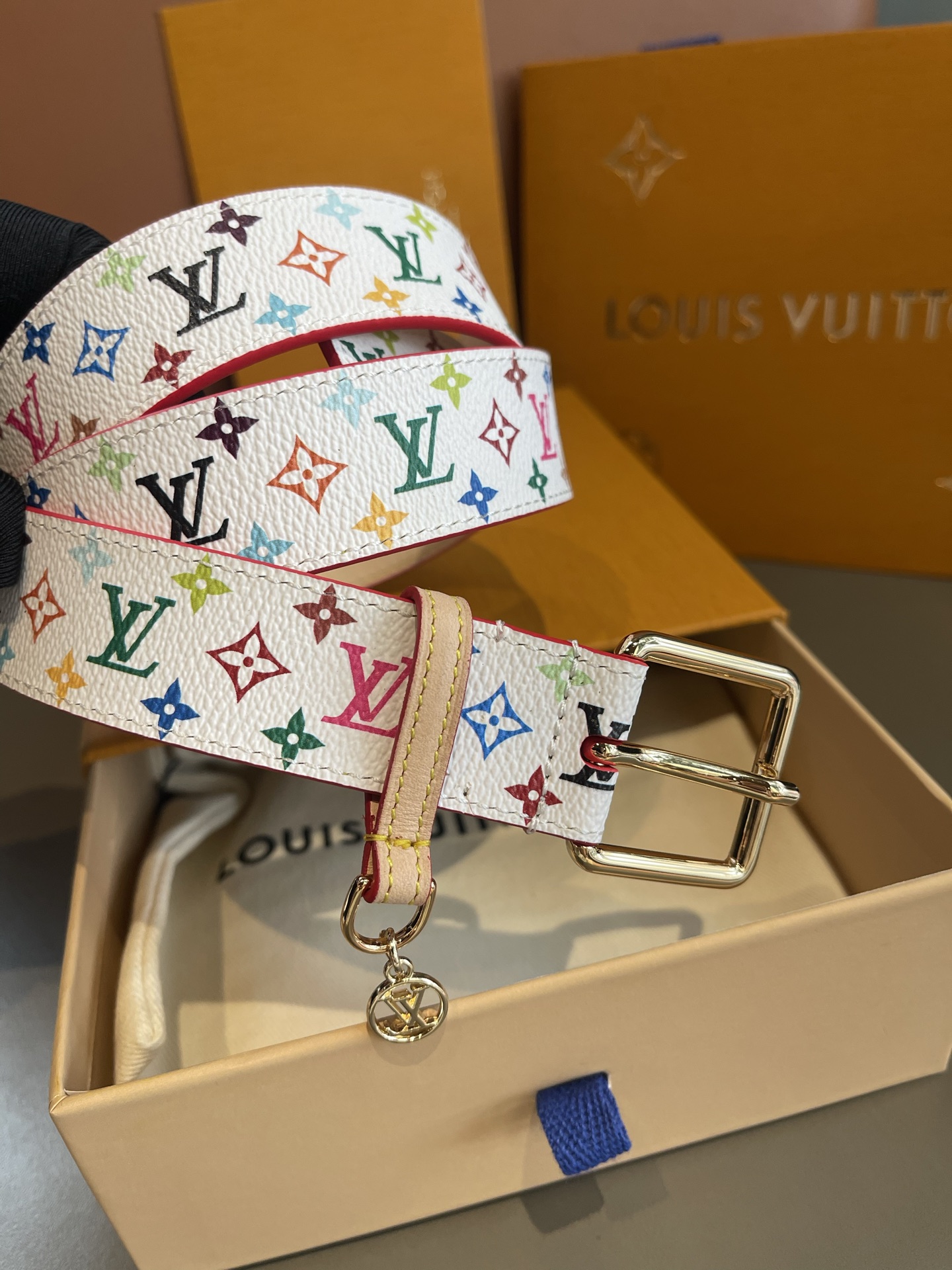 Lv3.0mm黑彩双面腰带，以展现艺术家对品牌经典图案的灵动演绎，搭配针式搭扣和方便悬挂钥匙或装饰的D形