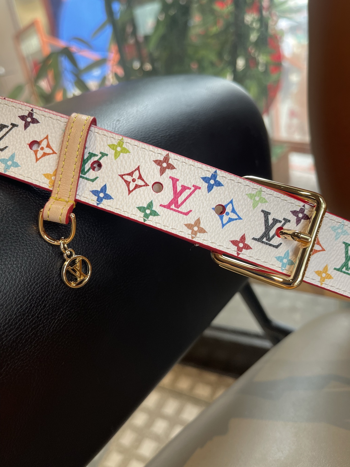 Lv3.0mm黑彩双面腰带，以展现艺术家对品牌经典图案的灵动演绎，搭配针式搭扣和方便悬挂钥匙或装饰的D形