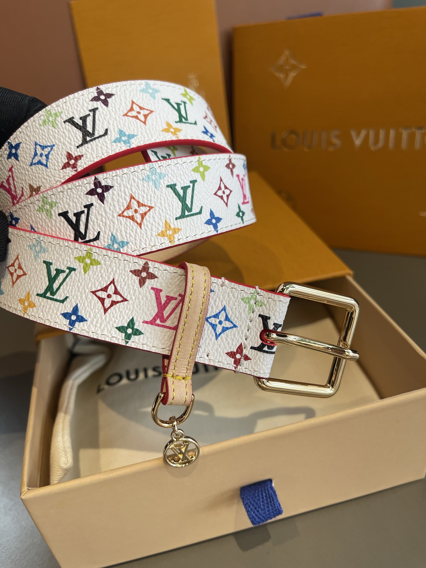 Lv3.0mm黑彩双面腰带，以展现艺术家对品牌经典图案的灵动演绎，搭配针式搭扣和方便悬挂钥匙或装饰的D形