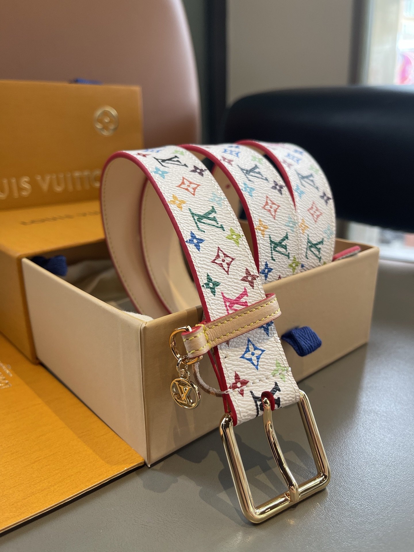 Lv3.0mm黑彩双面腰带，以展现艺术家对品牌经典图案的灵动演绎，搭配针式搭扣和方便悬挂钥匙或装饰的D形