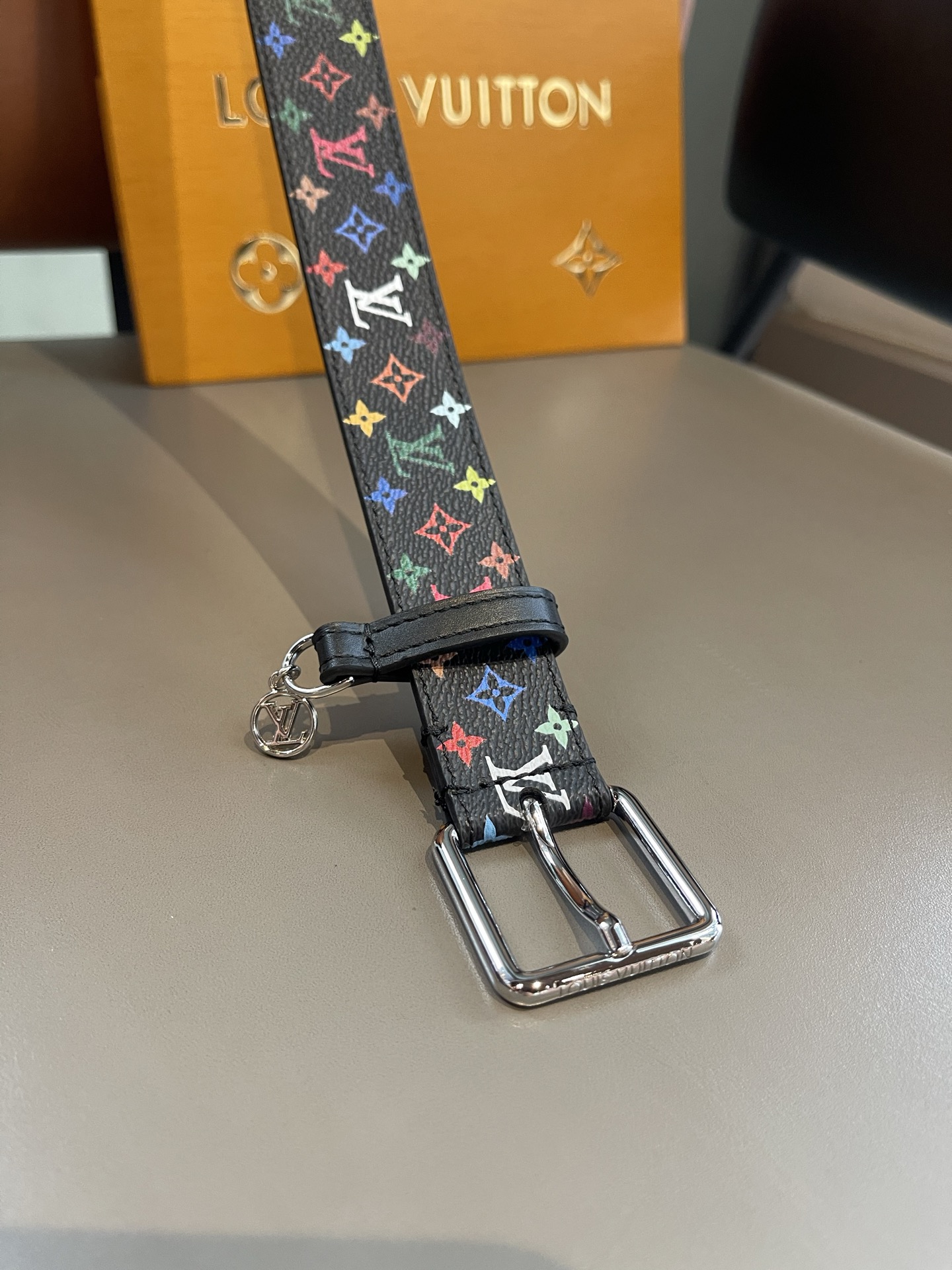 Lv3.0mm黑彩双面腰带，以展现艺术家对品牌经典图案的灵动演绎，搭配针式搭扣和方便悬挂钥匙或装饰的D形