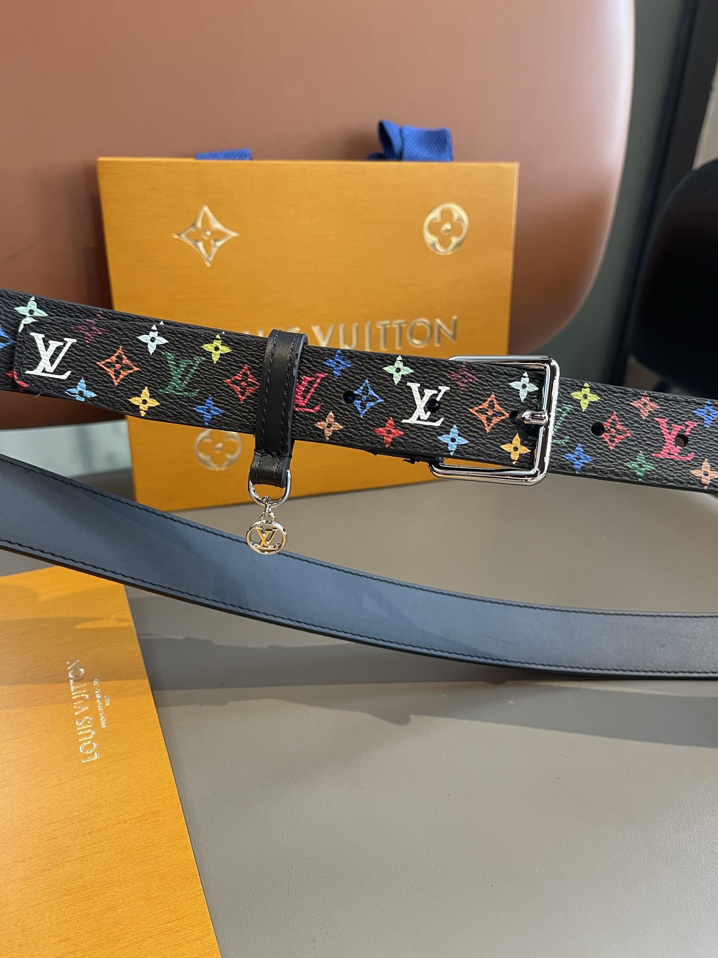 Lv3.0mm黑彩双面腰带，以展现艺术家对品牌经典图案的灵动演绎，搭配针式搭扣和方便悬挂钥匙或装饰的D形