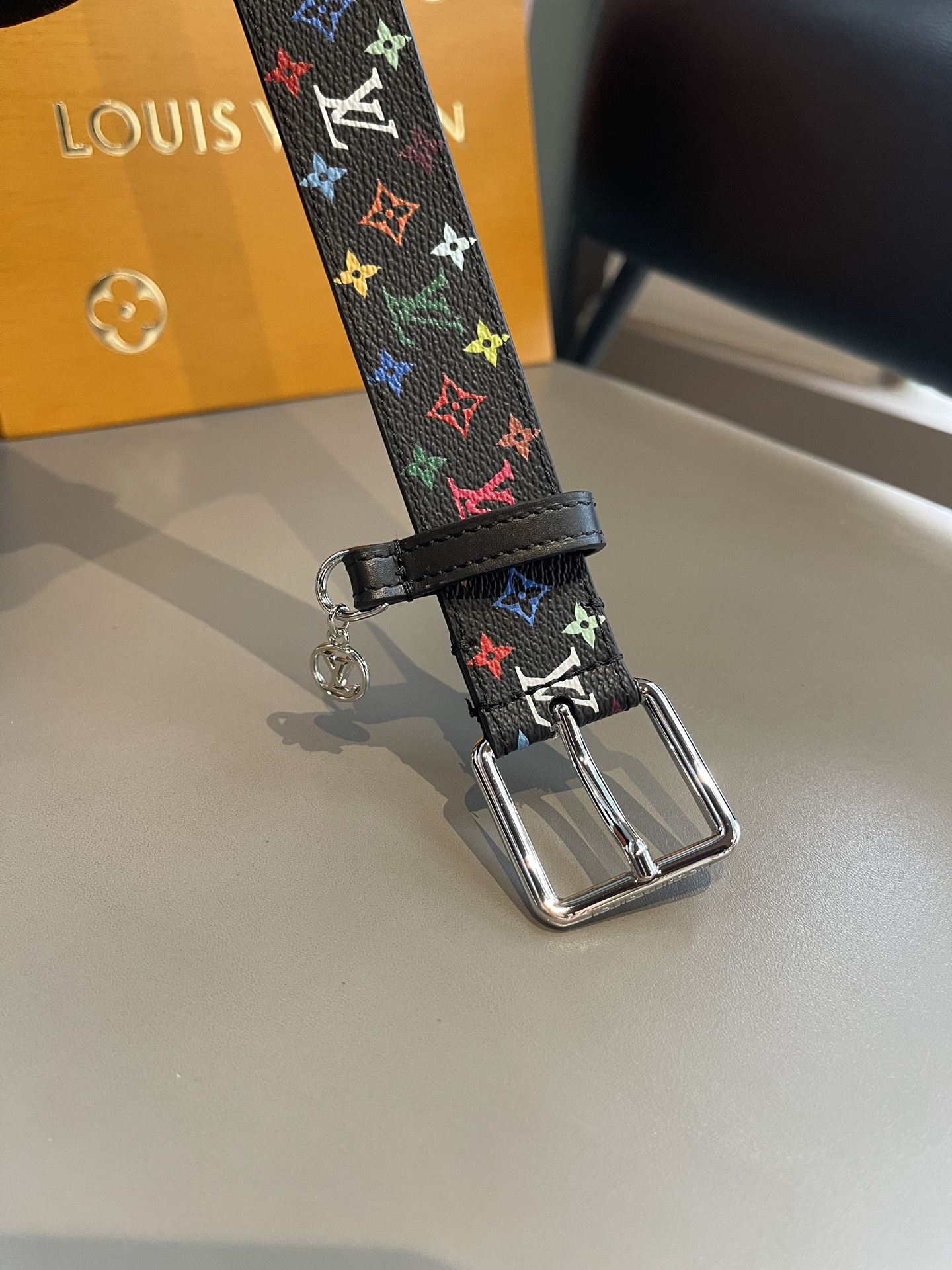 Lv3.0mm黑彩双面腰带，以展现艺术家对品牌经典图案的灵动演绎，搭配针式搭扣和方便悬挂钥匙或装饰的D形