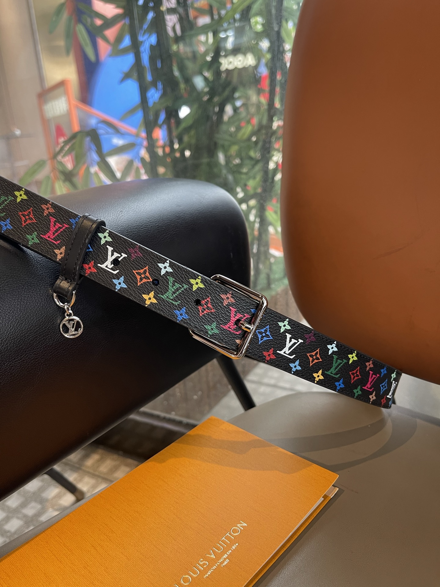 Lv3.0mm黑彩双面腰带，以展现艺术家对品牌经典图案的灵动演绎，搭配针式搭扣和方便悬挂钥匙或装饰的D形