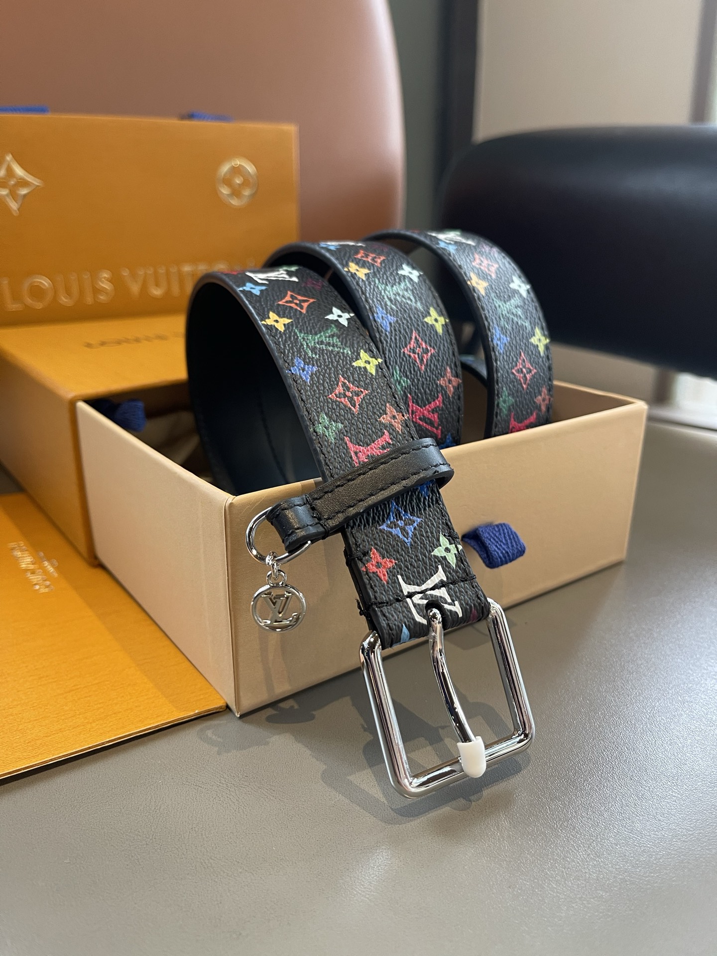 Lv3.0mm黑彩双面腰带，以展现艺术家对品牌经典图案的灵动演绎，搭配针式搭扣和方便悬挂钥匙或装饰的D形