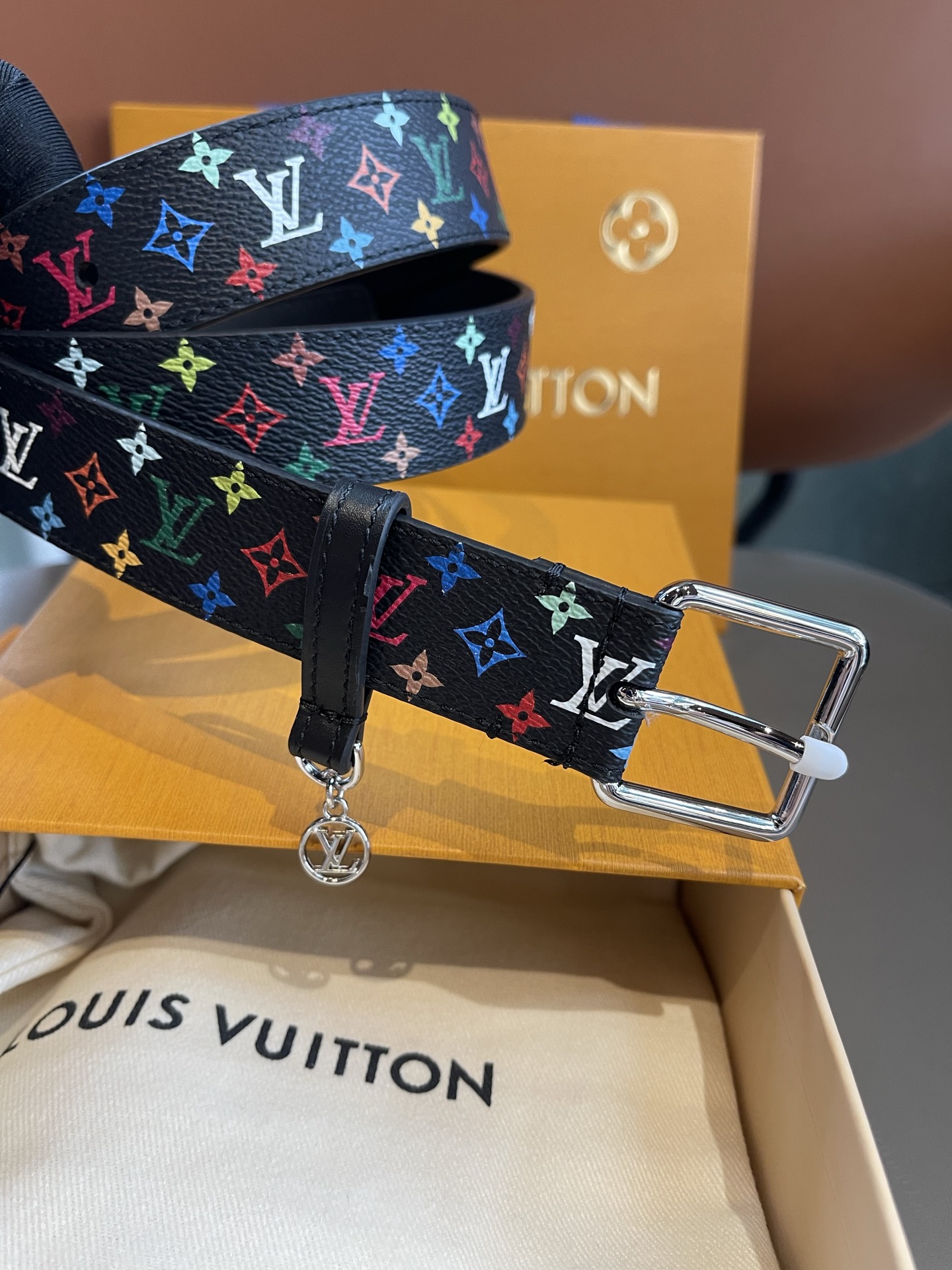 Lv3.0mm黑彩双面腰带，以展现艺术家对品牌经典图案的灵动演绎，搭配针式搭扣和方便悬挂钥匙或装饰的D形