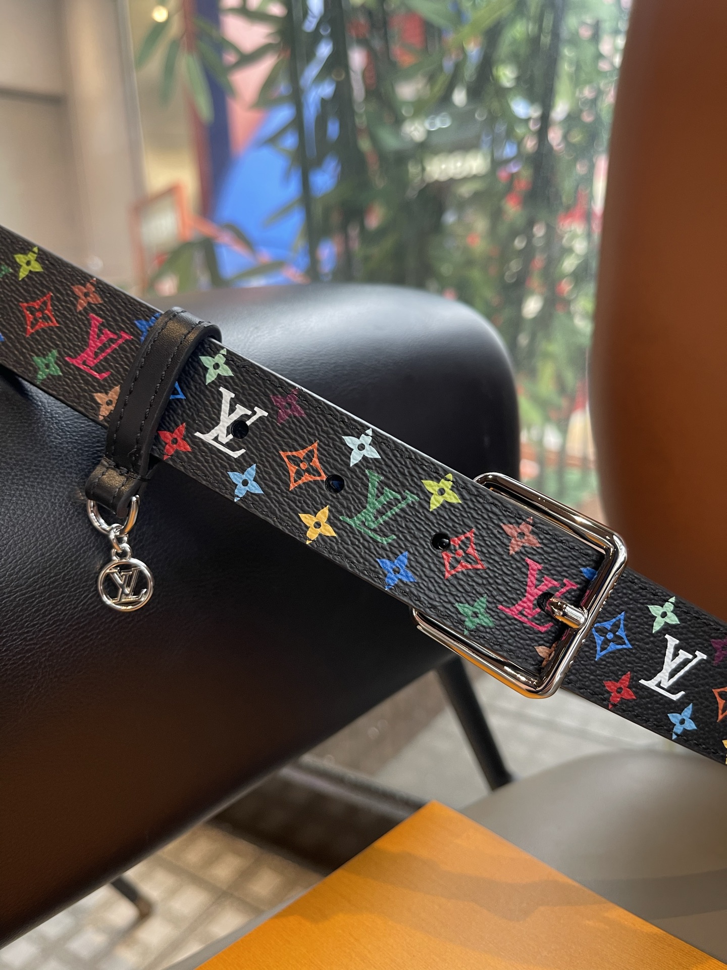 Lv3.0mm黑彩双面腰带，以展现艺术家对品牌经典图案的灵动演绎，搭配针式搭扣和方便悬挂钥匙或装饰的D形