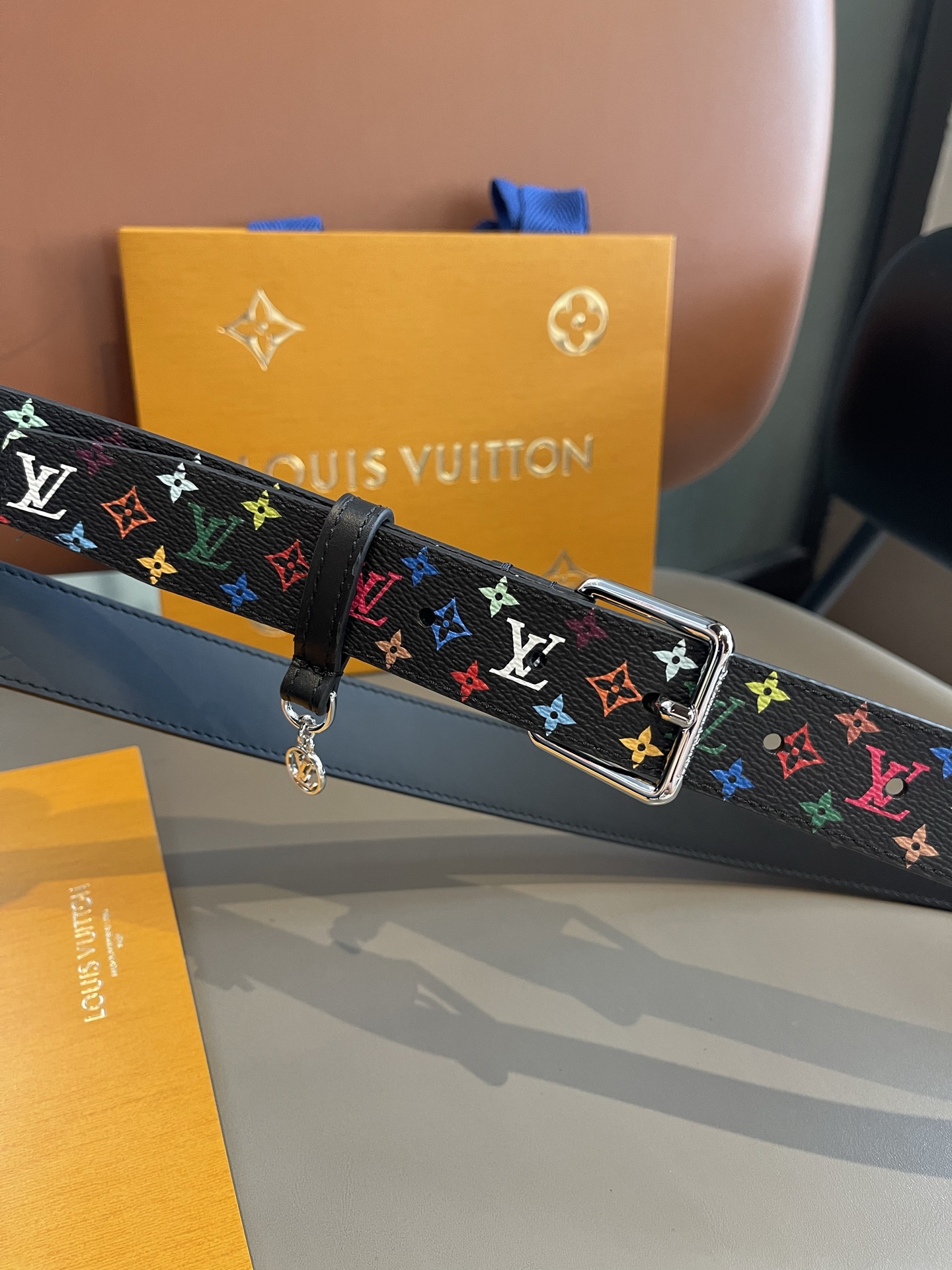 Lv3.0mm黑彩双面腰带，以展现艺术家对品牌经典图案的灵动演绎，搭配针式搭扣和方便悬挂钥匙或装饰的D形