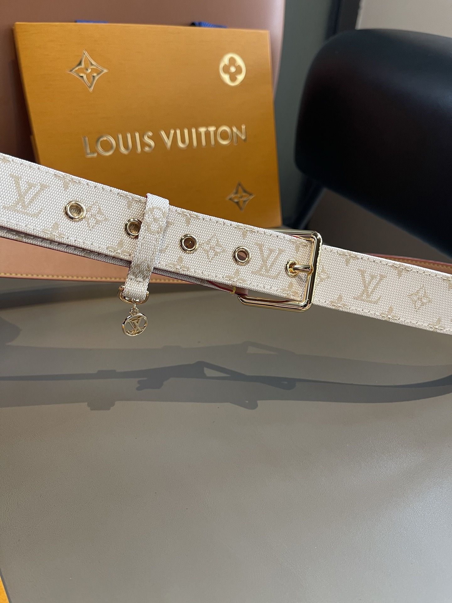 Lv3.0mm黑彩双面腰带，以展现艺术家对品牌经典图案的灵动演绎，搭配针式搭扣和方便悬挂钥匙或装饰的D形