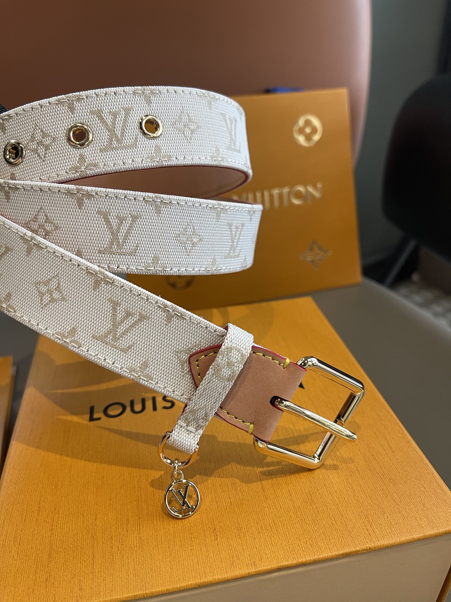 Lv3.0mm黑彩双面腰带，以展现艺术家对品牌经典图案的灵动演绎，搭配针式搭扣和方便悬挂钥匙或装饰的D形