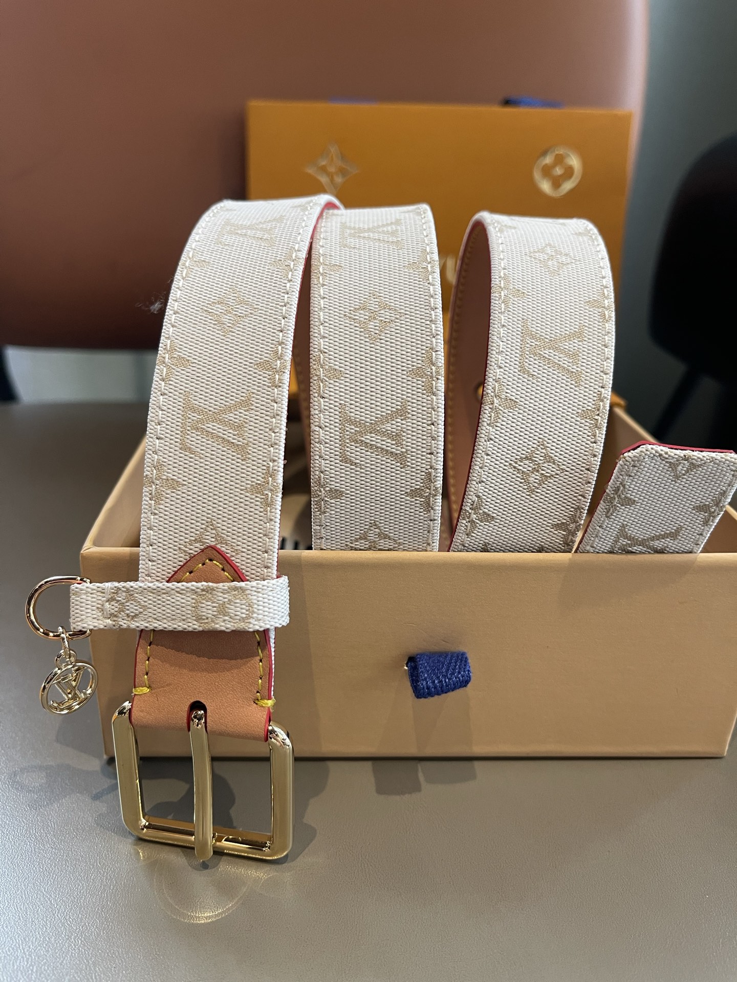 Lv3.0mm黑彩双面腰带，以展现艺术家对品牌经典图案的灵动演绎，搭配针式搭扣和方便悬挂钥匙或装饰的D形