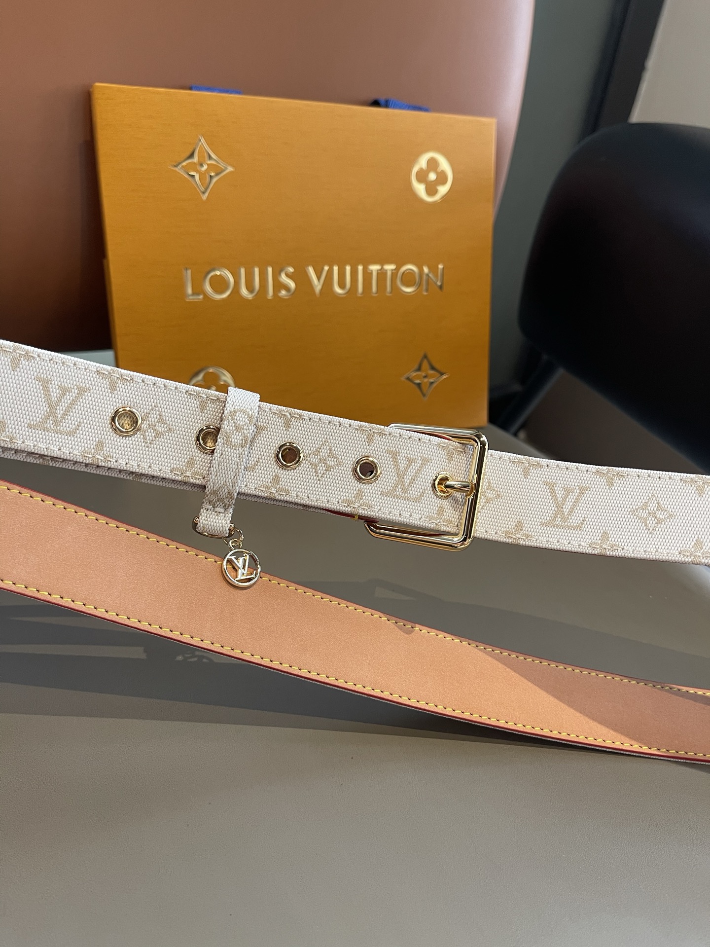 Lv3.0mm黑彩双面腰带，以展现艺术家对品牌经典图案的灵动演绎，搭配针式搭扣和方便悬挂钥匙或装饰的D形