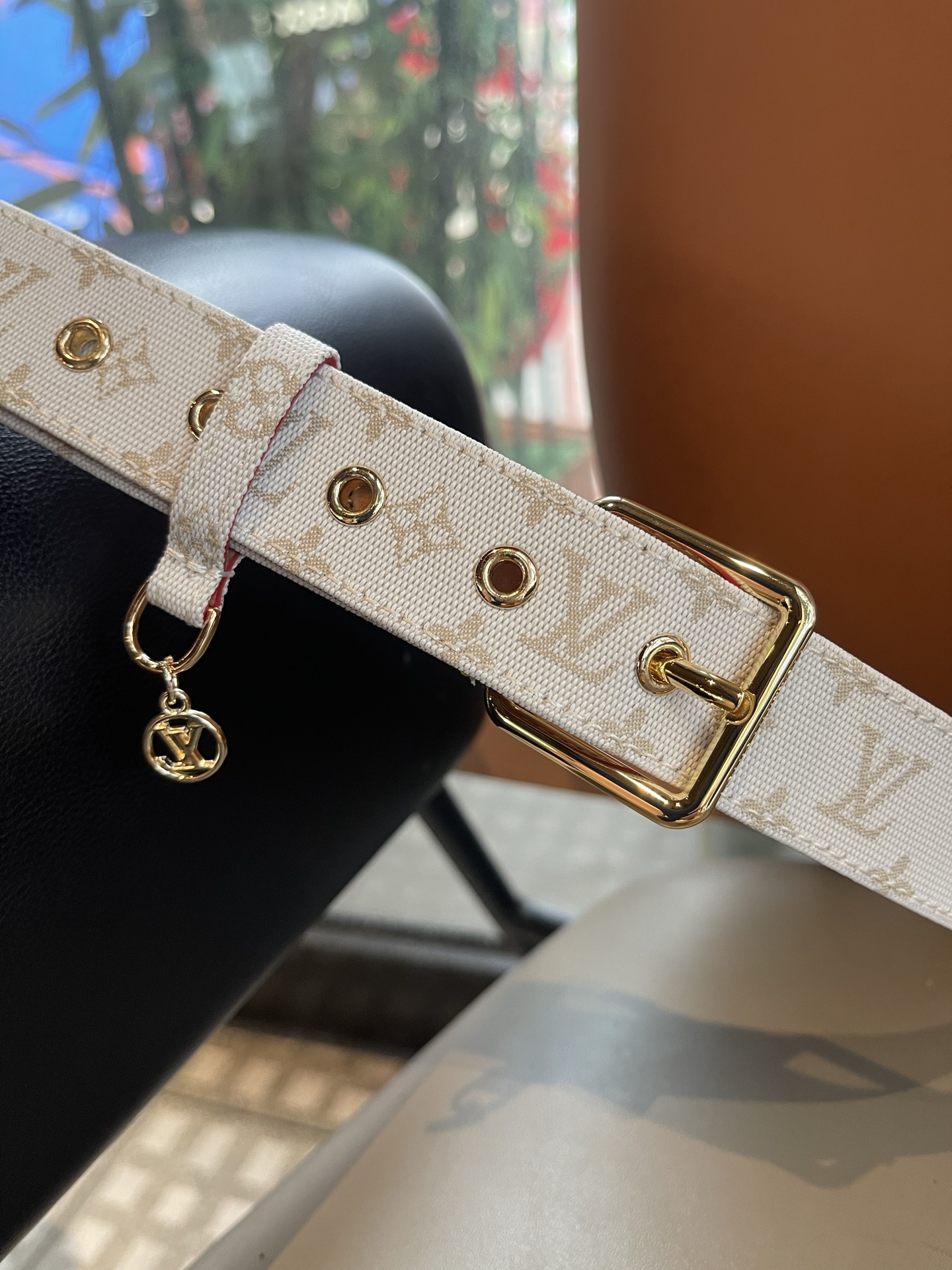 Lv3.0mm黑彩双面腰带，以展现艺术家对品牌经典图案的灵动演绎，搭配针式搭扣和方便悬挂钥匙或装饰的D形