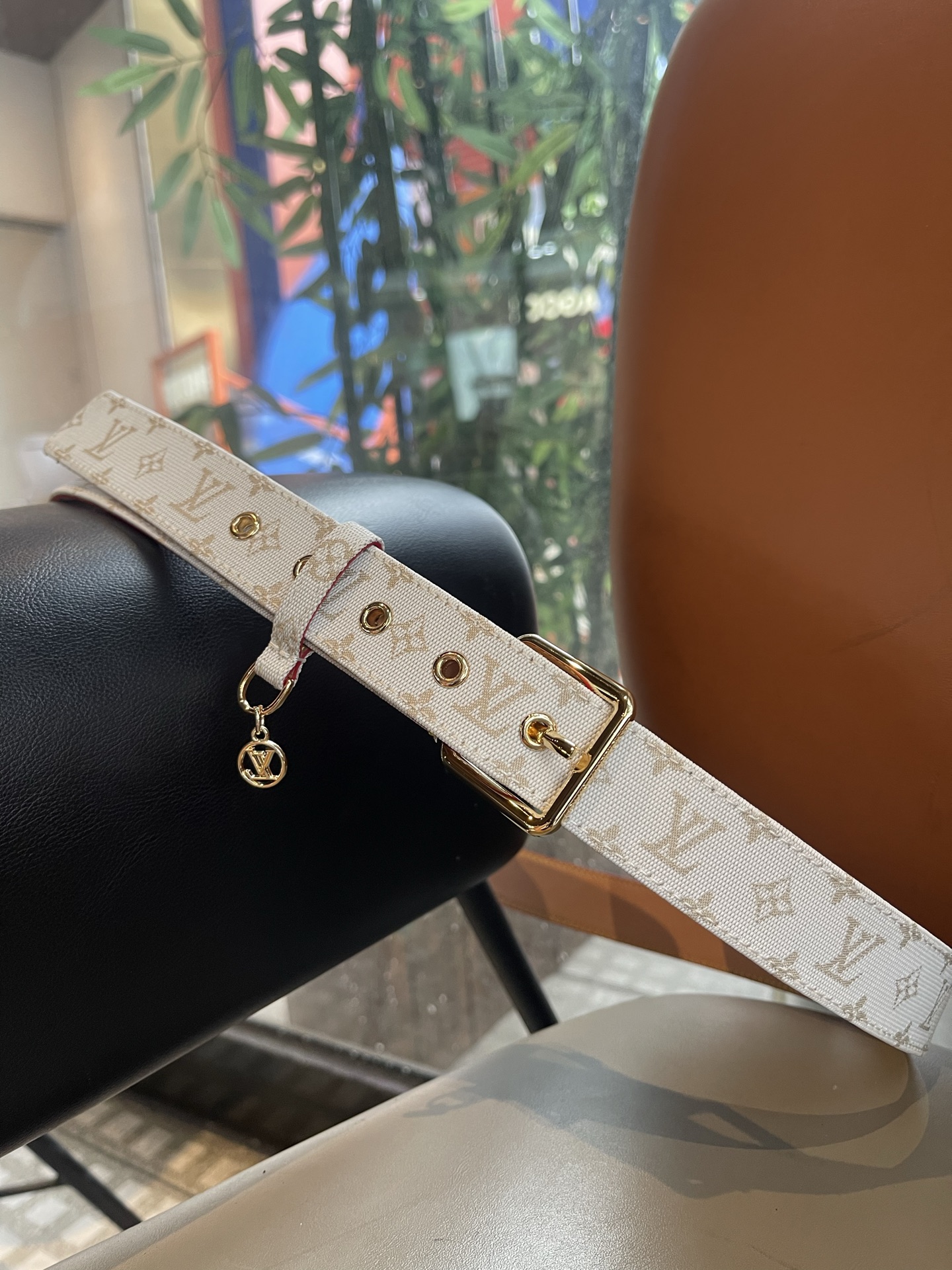 Lv3.0mm黑彩双面腰带，以展现艺术家对品牌经典图案的灵动演绎，搭配针式搭扣和方便悬挂钥匙或装饰的D形