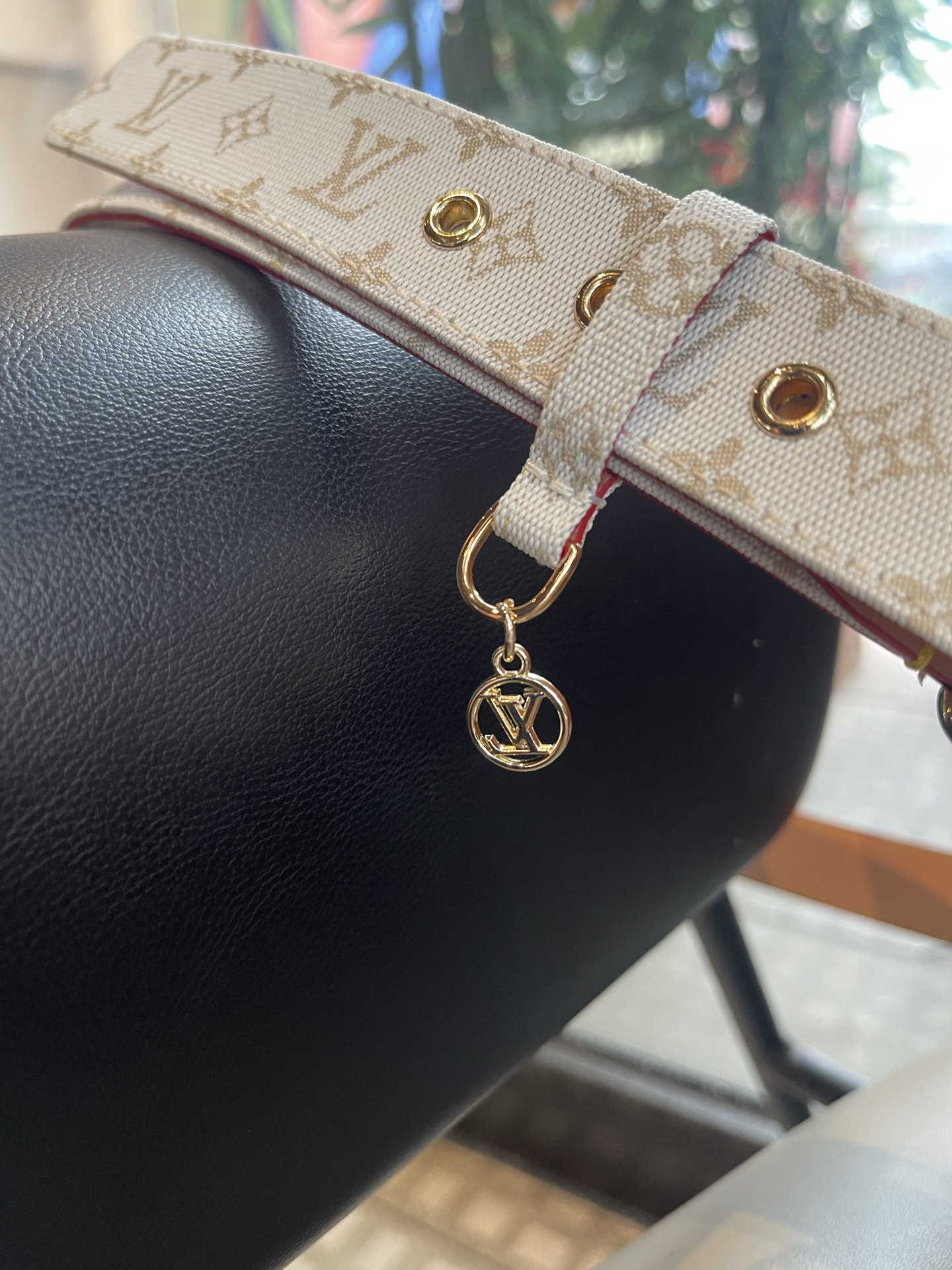 Lv3.0mm黑彩双面腰带，以展现艺术家对品牌经典图案的灵动演绎，搭配针式搭扣和方便悬挂钥匙或装饰的D形