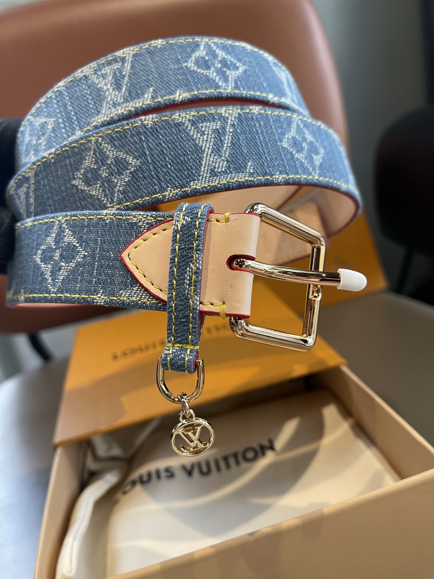 Lv3.0mm黑彩双面腰带，以展现艺术家对品牌经典图案的灵动演绎，搭配针式搭扣和方便悬挂钥匙或装饰的D形