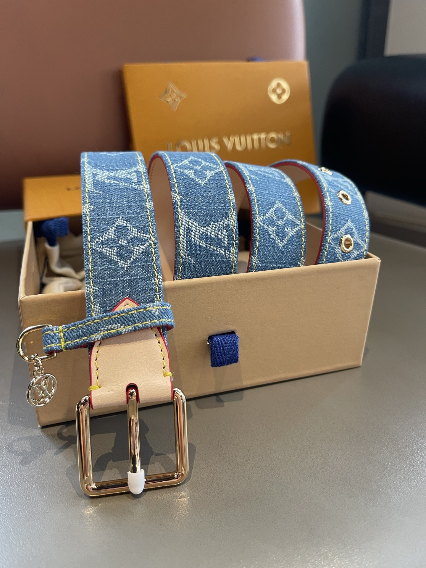 Lv3.0mm黑彩双面腰带，以展现艺术家对品牌经典图案的灵动演绎，搭配针式搭扣和方便悬挂钥匙或装饰的D形