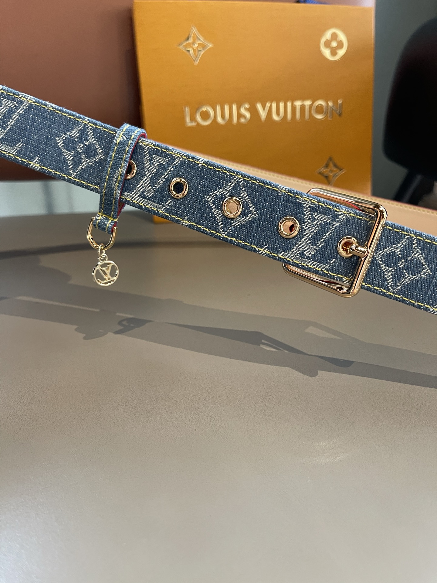 Lv3.0mm黑彩双面腰带，以展现艺术家对品牌经典图案的灵动演绎，搭配针式搭扣和方便悬挂钥匙或装饰的D形