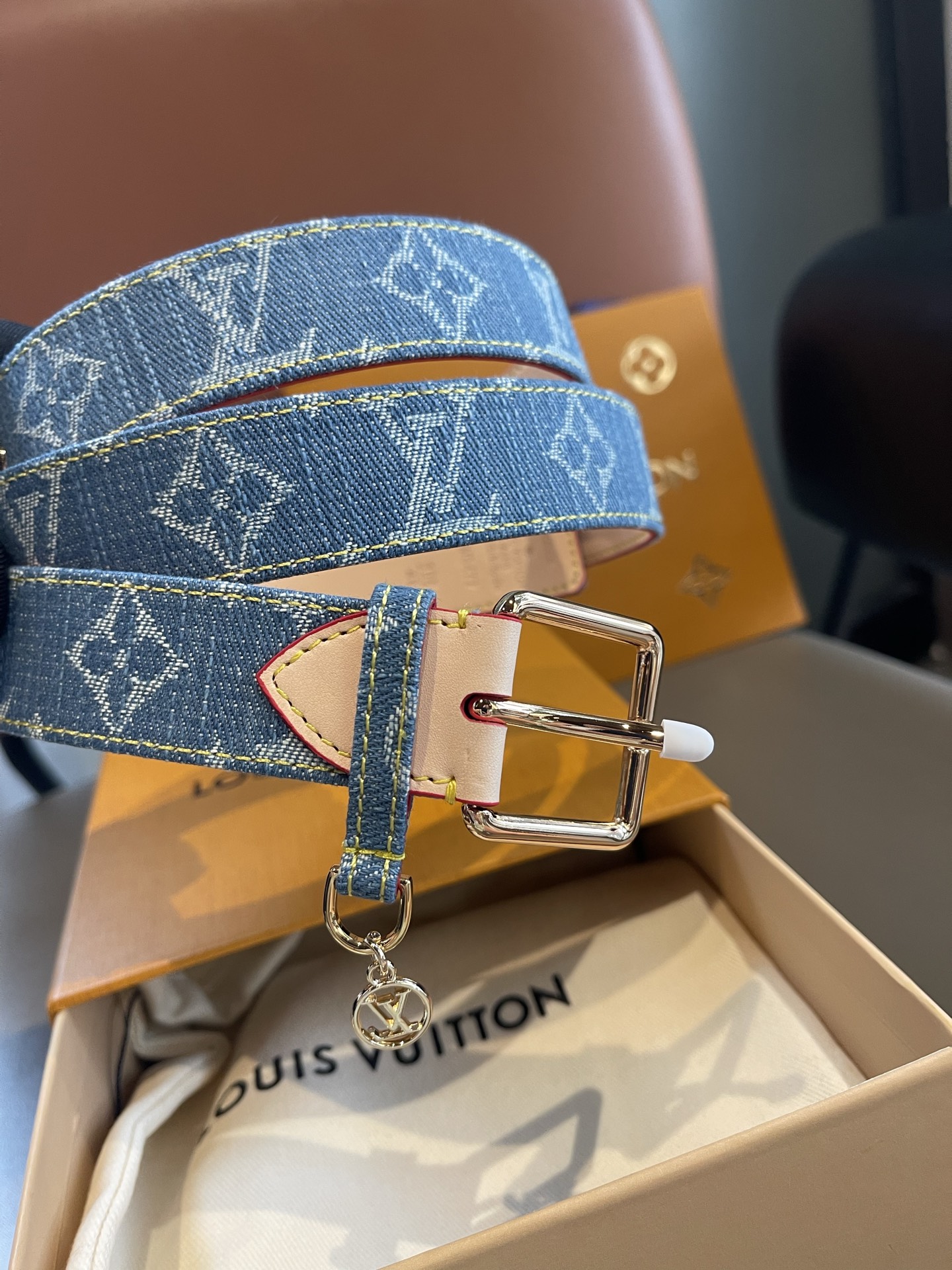 Lv3.0mm黑彩双面腰带，以展现艺术家对品牌经典图案的灵动演绎，搭配针式搭扣和方便悬挂钥匙或装饰的D形