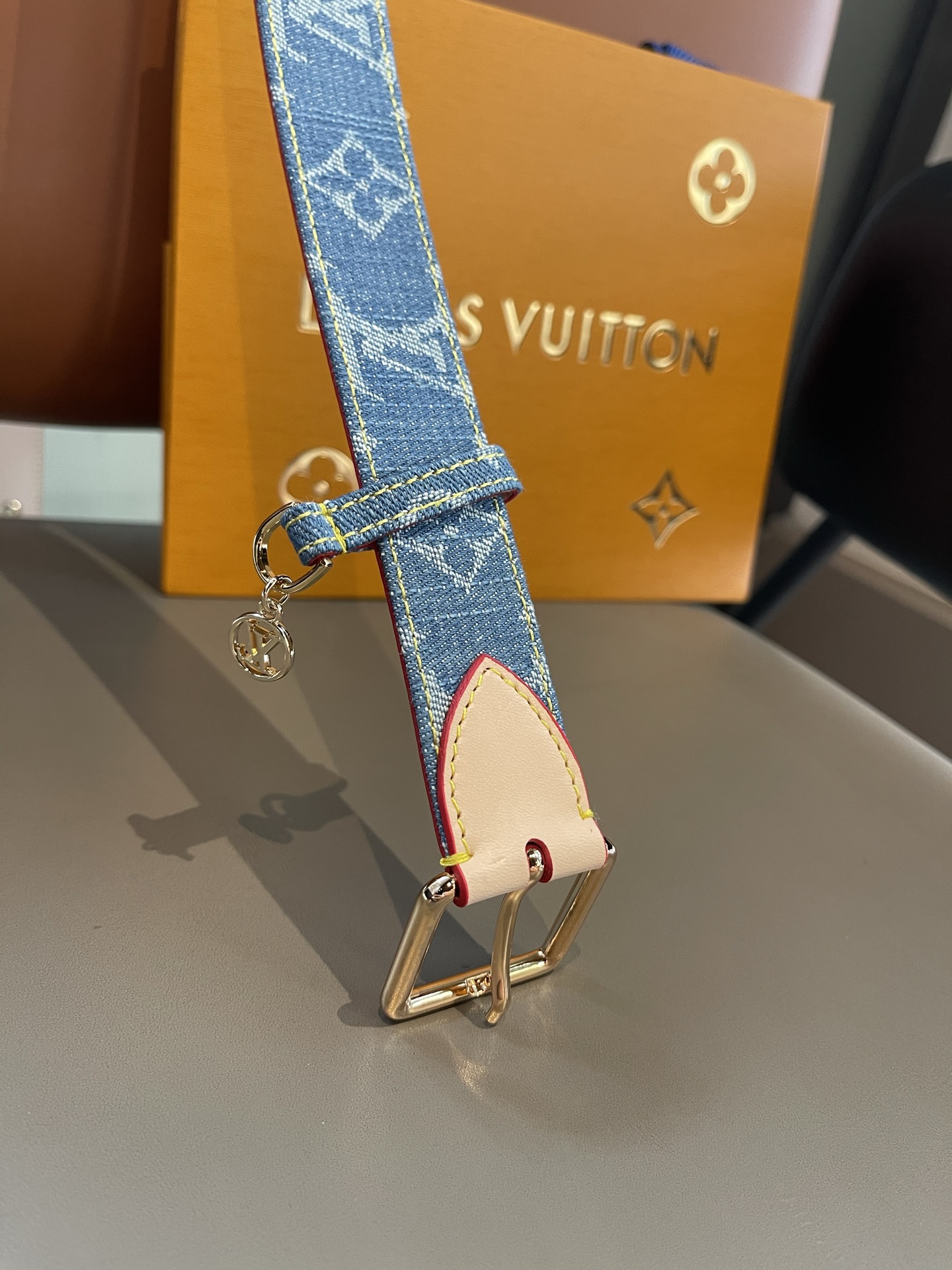 Lv3.0mm黑彩双面腰带，以展现艺术家对品牌经典图案的灵动演绎，搭配针式搭扣和方便悬挂钥匙或装饰的D形