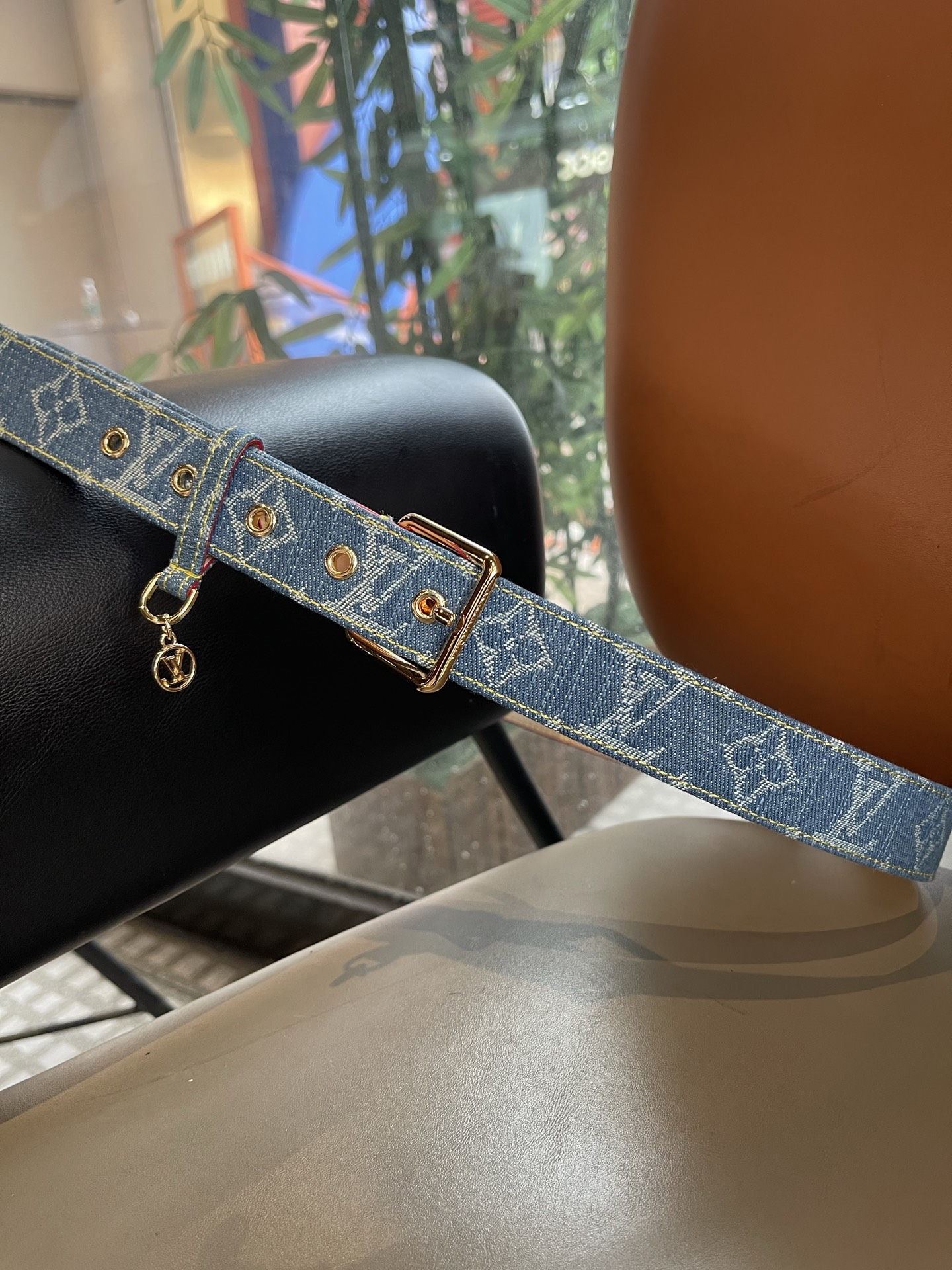 Lv3.0mm黑彩双面腰带，以展现艺术家对品牌经典图案的灵动演绎，搭配针式搭扣和方便悬挂钥匙或装饰的D形