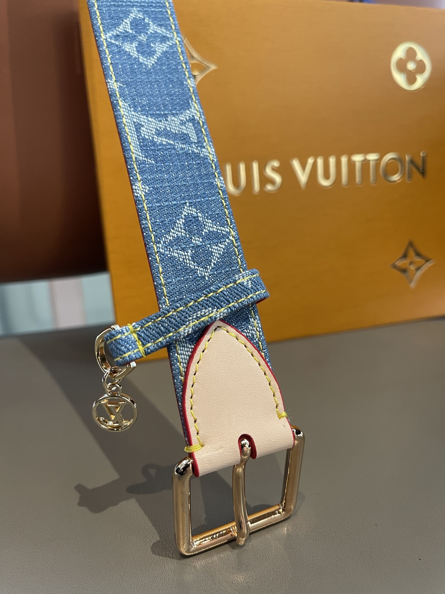 Lv3.0mm黑彩双面腰带，以展现艺术家对品牌经典图案的灵动演绎，搭配针式搭扣和方便悬挂钥匙或装饰的D形