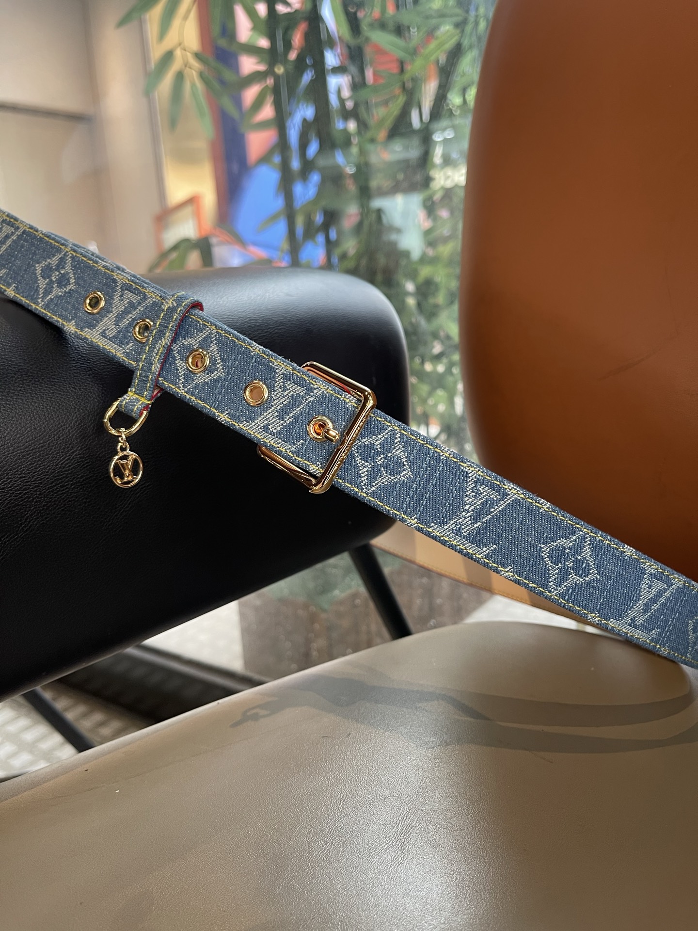 Lv3.0mm黑彩双面腰带，以展现艺术家对品牌经典图案的灵动演绎，搭配针式搭扣和方便悬挂钥匙或装饰的D形