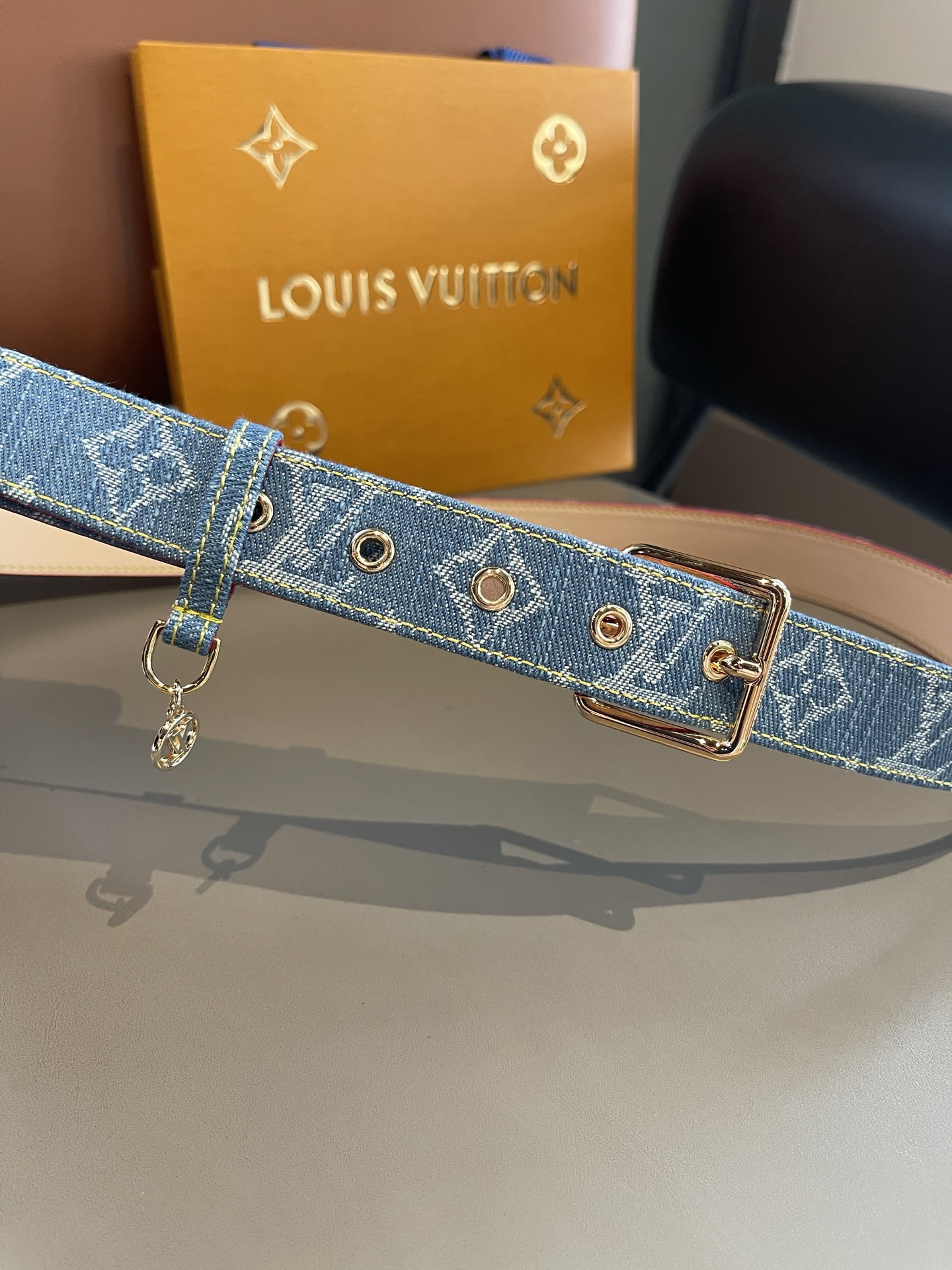 Lv3.0mm黑彩双面腰带，以展现艺术家对品牌经典图案的灵动演绎，搭配针式搭扣和方便悬挂钥匙或装饰的D形