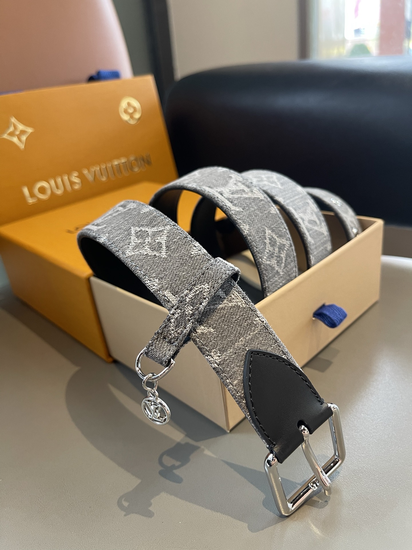 Lv3.0mm黑彩双面腰带，以展现艺术家对品牌经典图案的灵动演绎，搭配针式搭扣和方便悬挂钥匙或装饰的D形