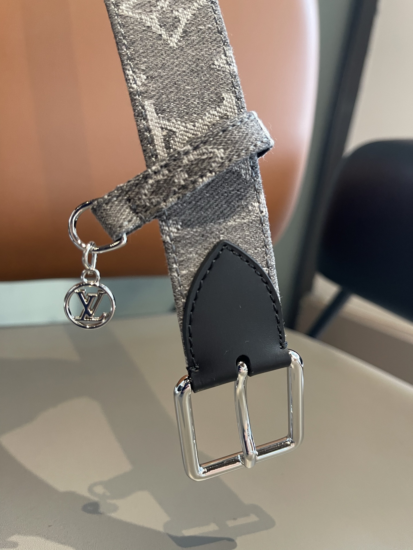 Lv3.0mm黑彩双面腰带，以展现艺术家对品牌经典图案的灵动演绎，搭配针式搭扣和方便悬挂钥匙或装饰的D形