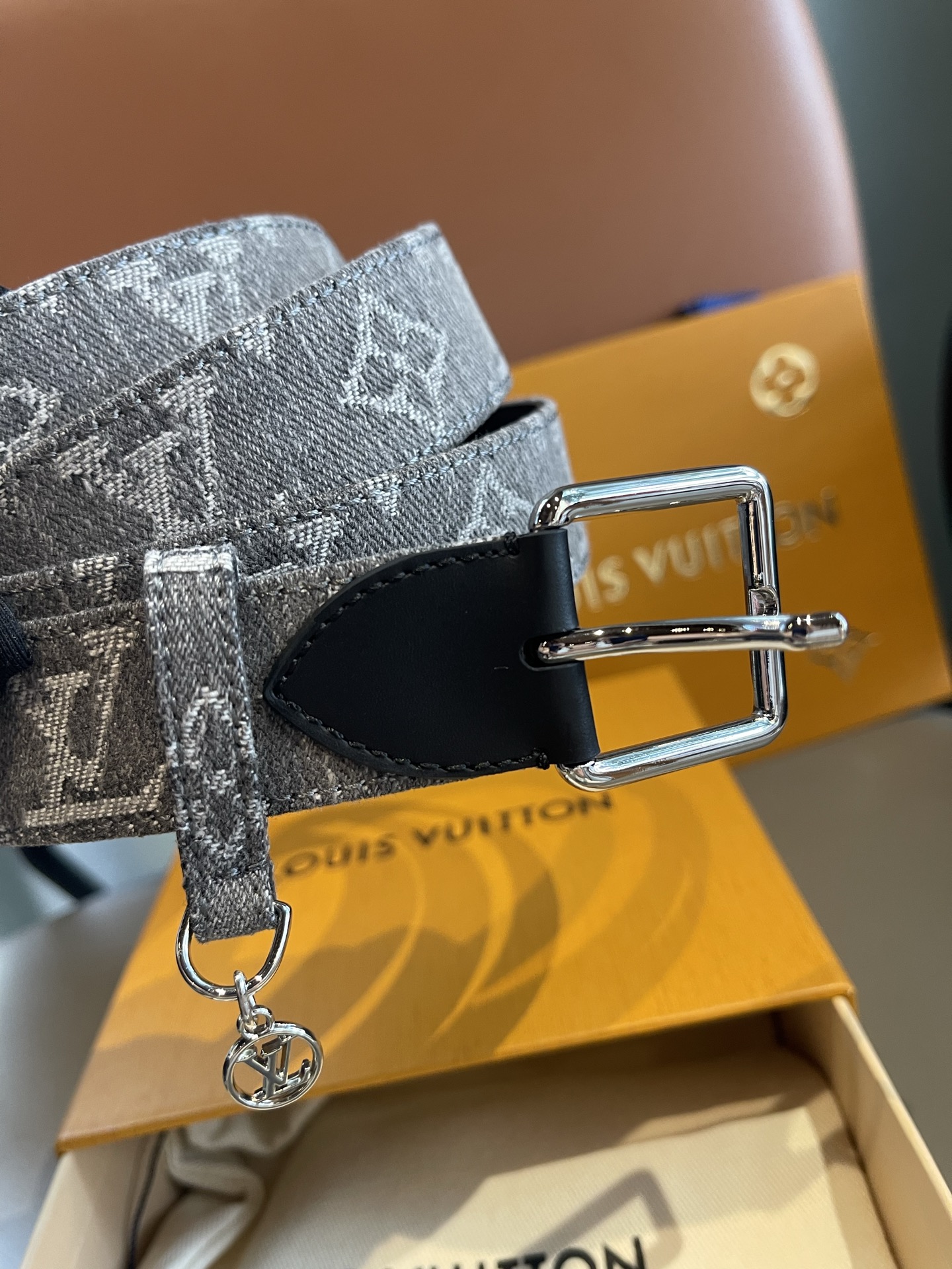 Lv3.0mm黑彩双面腰带，以展现艺术家对品牌经典图案的灵动演绎，搭配针式搭扣和方便悬挂钥匙或装饰的D形