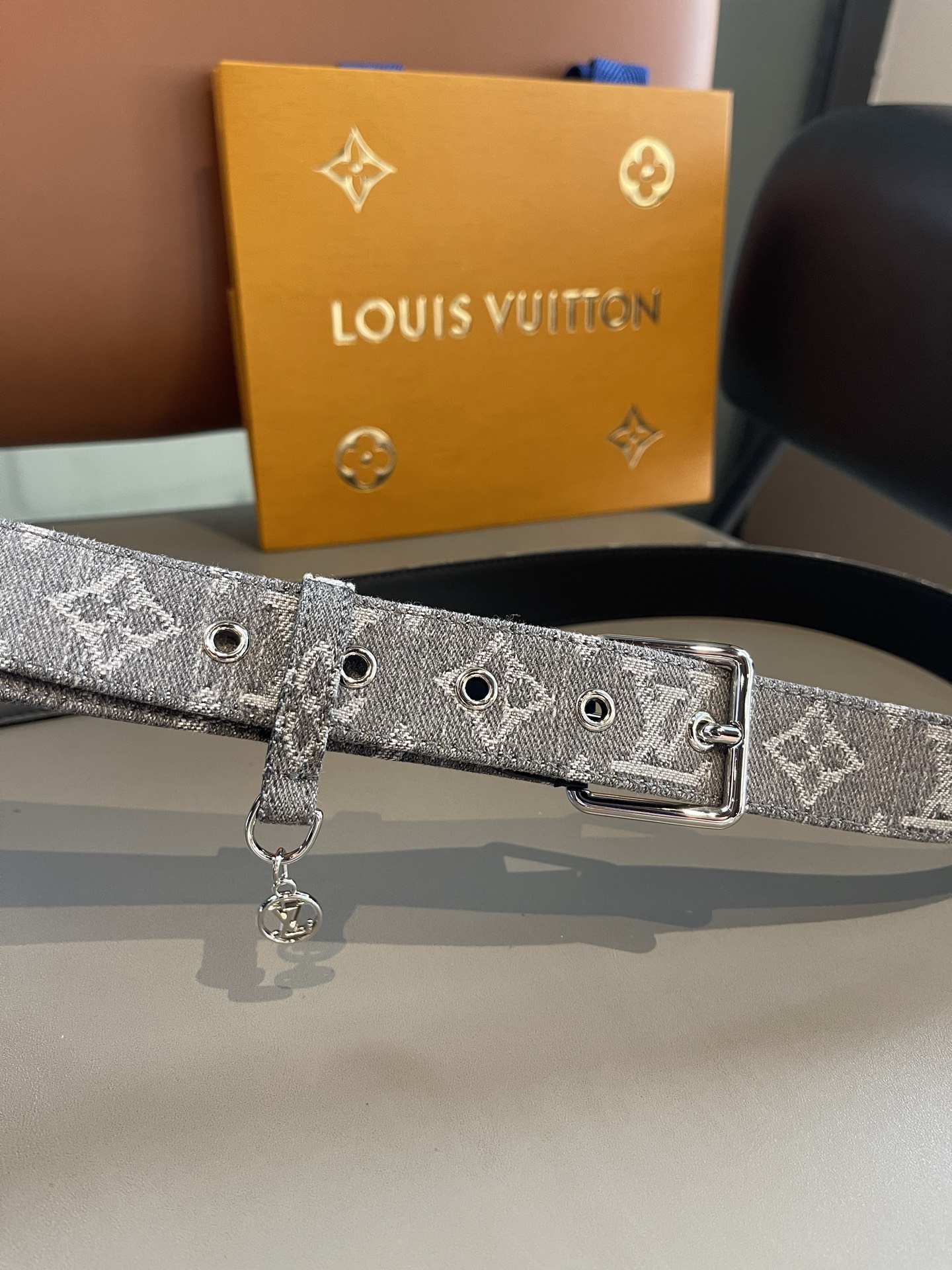 Lv3.0mm黑彩双面腰带，以展现艺术家对品牌经典图案的灵动演绎，搭配针式搭扣和方便悬挂钥匙或装饰的D形