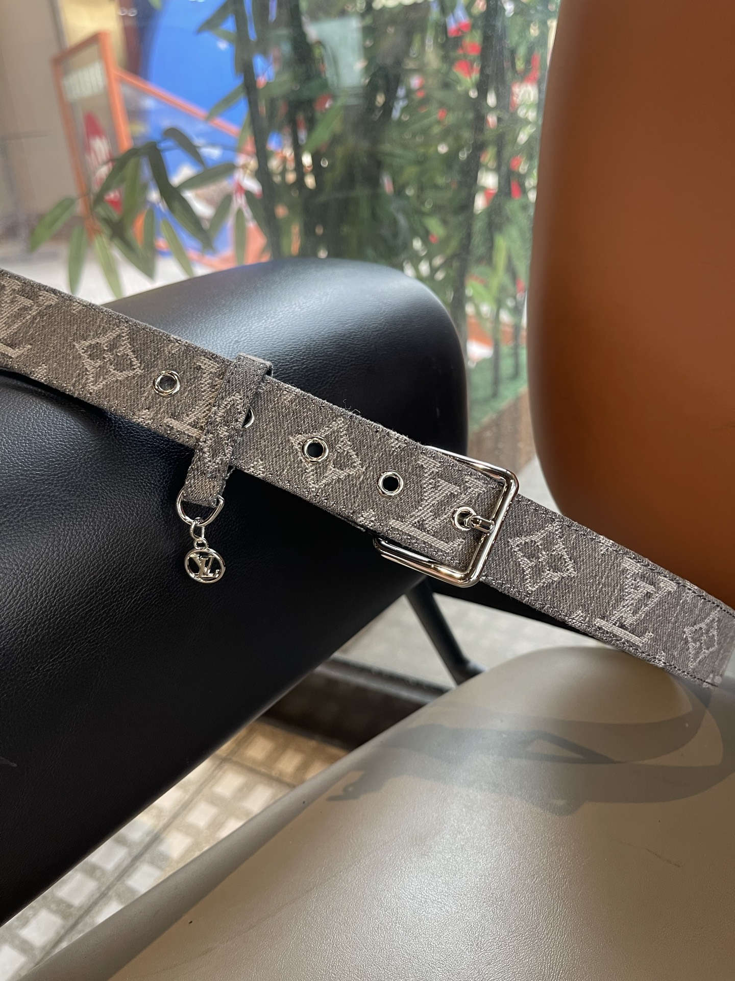 Lv3.0mm黑彩双面腰带，以展现艺术家对品牌经典图案的灵动演绎，搭配针式搭扣和方便悬挂钥匙或装饰的D形