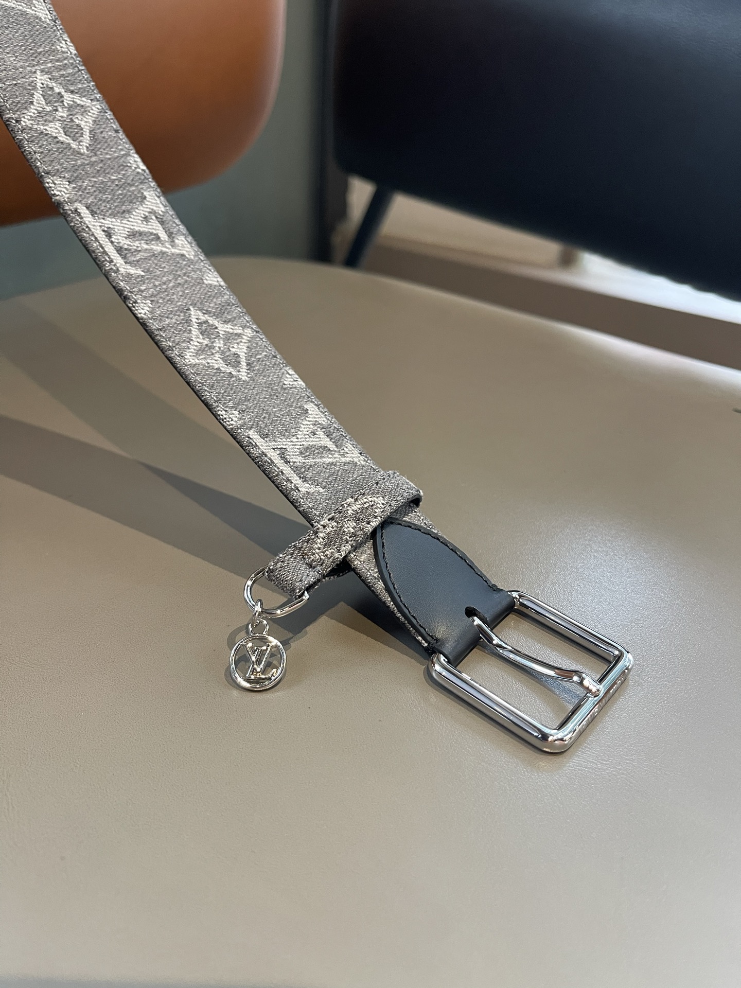 Lv3.0mm黑彩双面腰带，以展现艺术家对品牌经典图案的灵动演绎，搭配针式搭扣和方便悬挂钥匙或装饰的D形