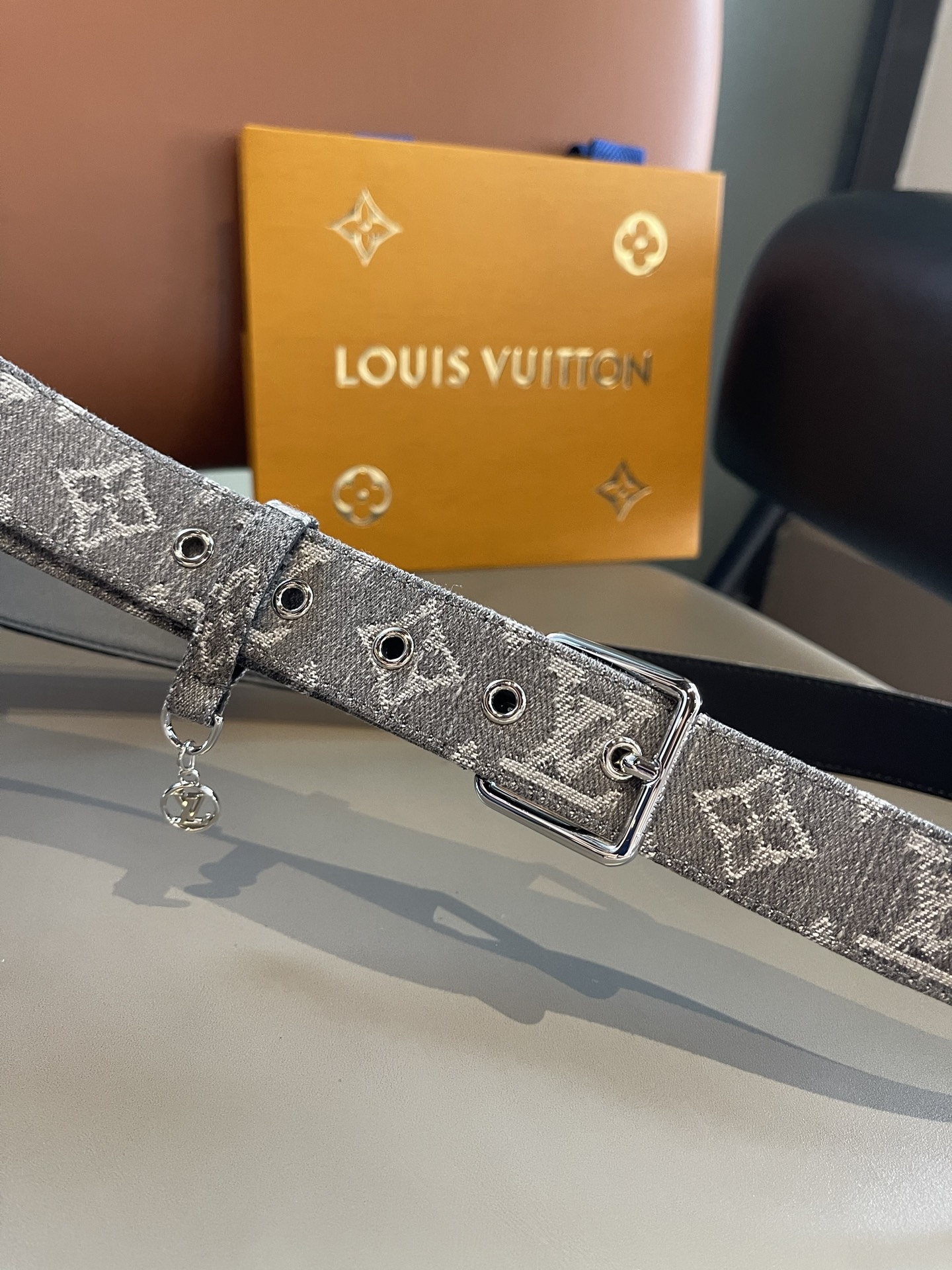 Lv3.0mm黑彩双面腰带，以展现艺术家对品牌经典图案的灵动演绎，搭配针式搭扣和方便悬挂钥匙或装饰的D形