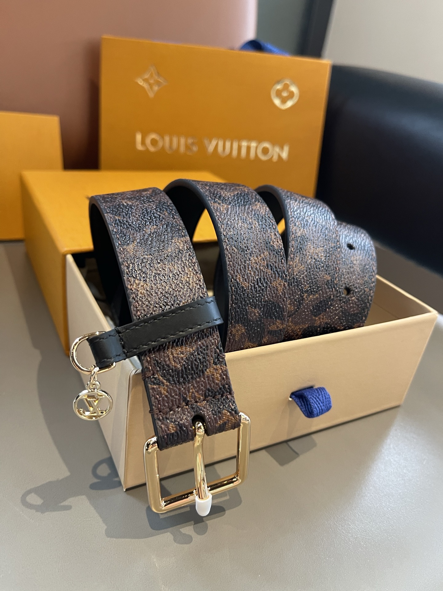 Lv3.0mm黑彩双面腰带，以展现艺术家对品牌经典图案的灵动演绎，搭配针式搭扣和方便悬挂钥匙或装饰的D形