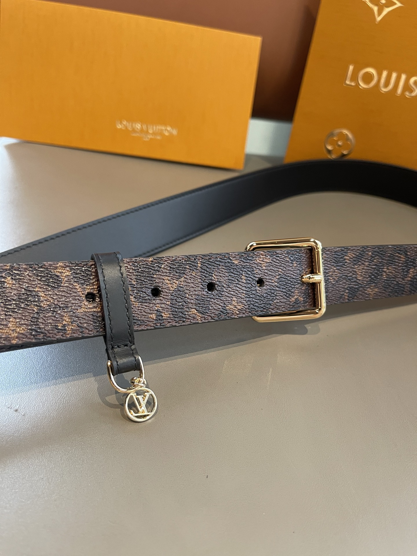 Lv3.0mm黑彩双面腰带，以展现艺术家对品牌经典图案的灵动演绎，搭配针式搭扣和方便悬挂钥匙或装饰的D形